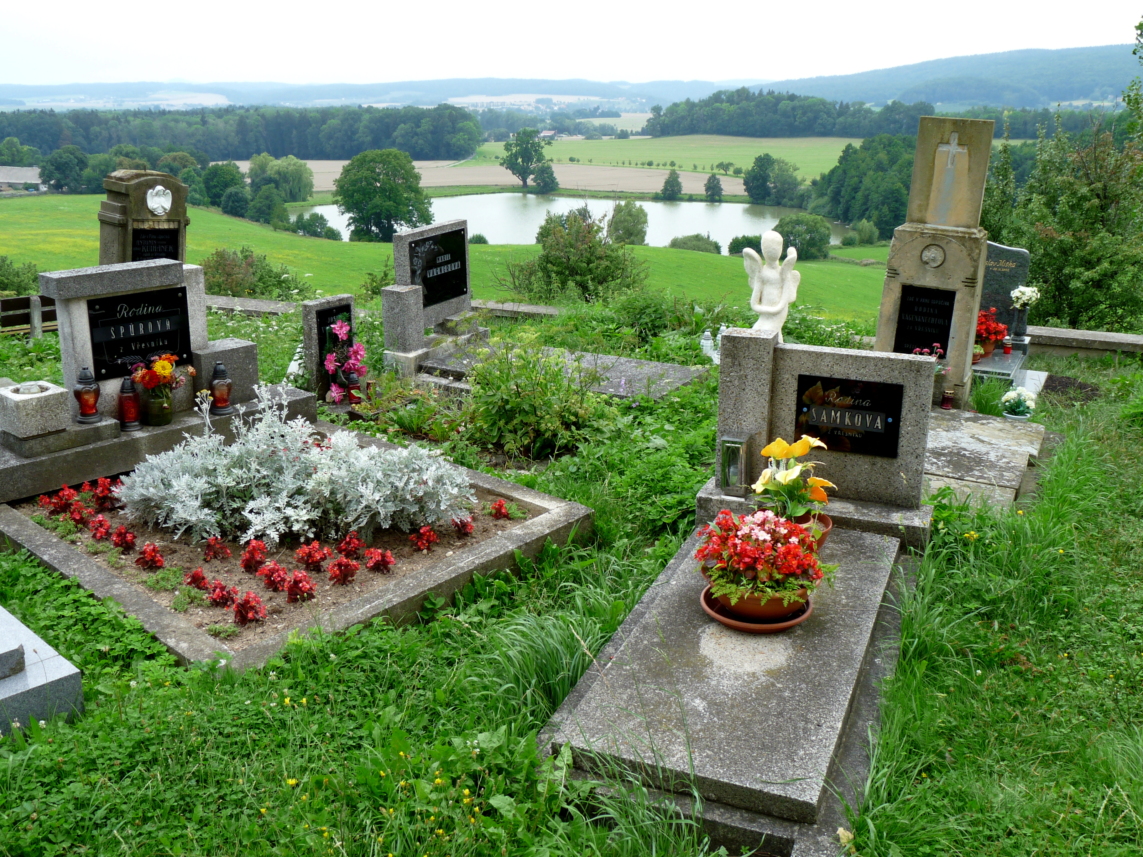 Byšičky (Lázně Bělohrad), cemetery+Erben Oak Tree (01)