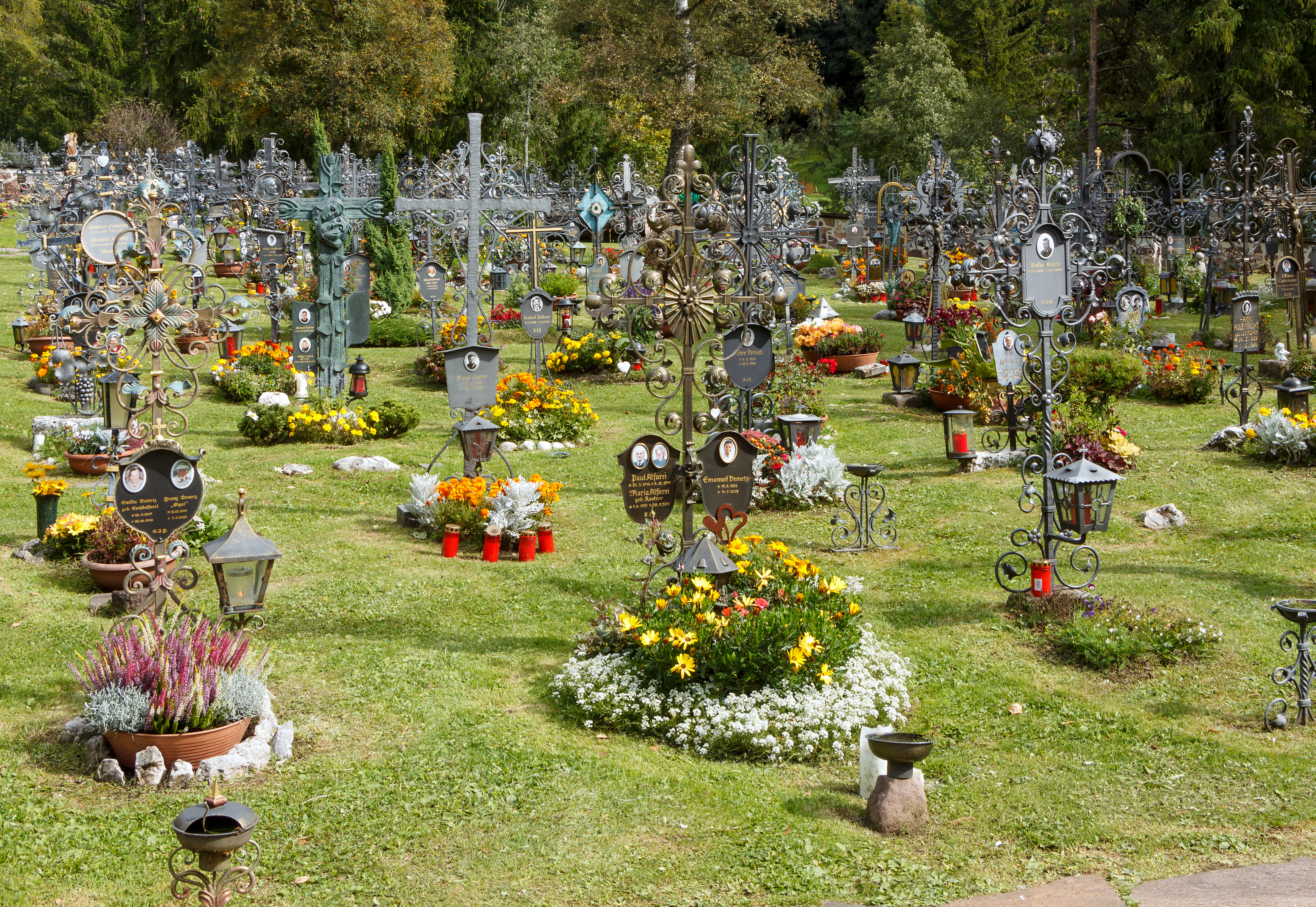 Cemetery - Urtijëi - new part