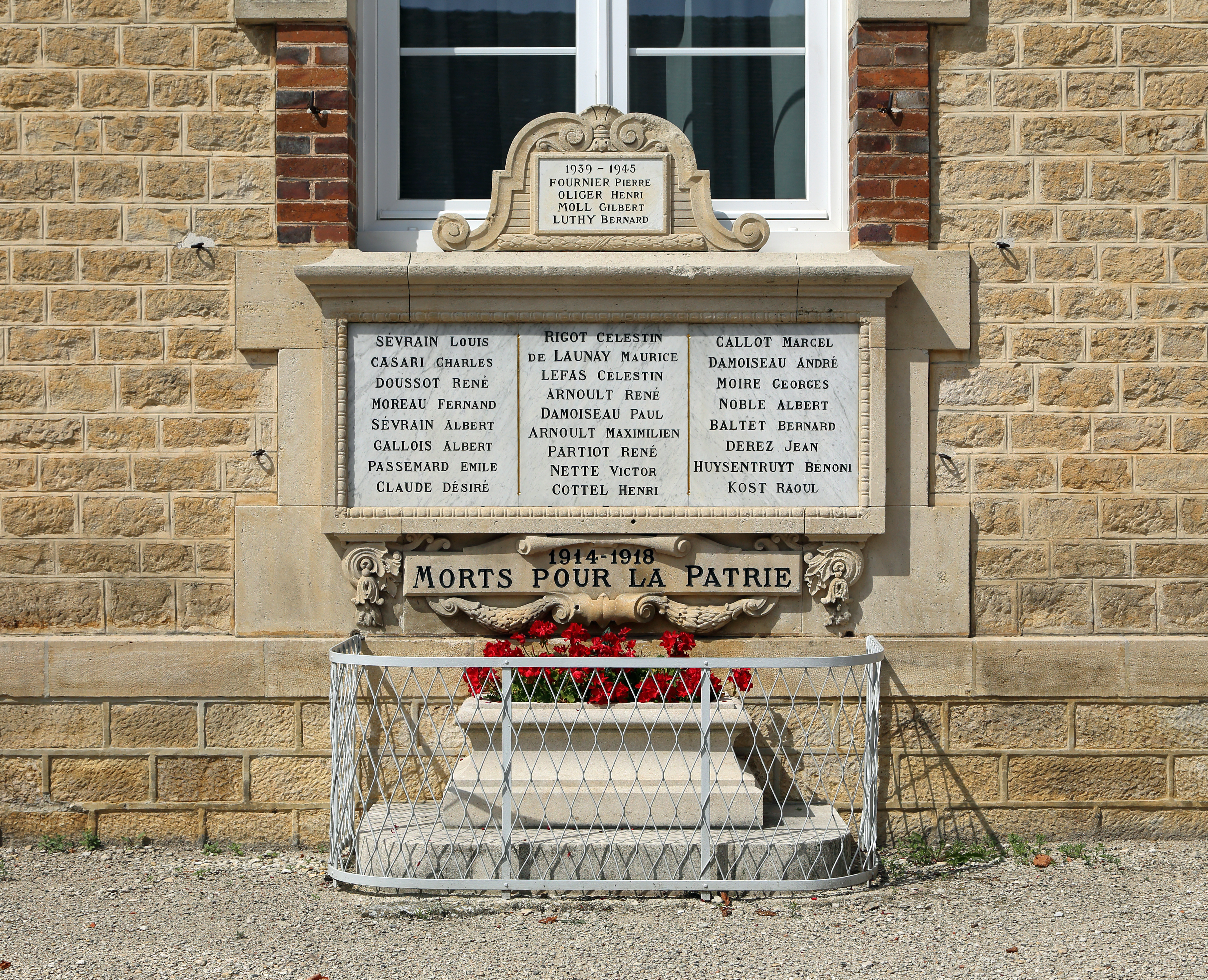 Clérey Monument aux Morts R01