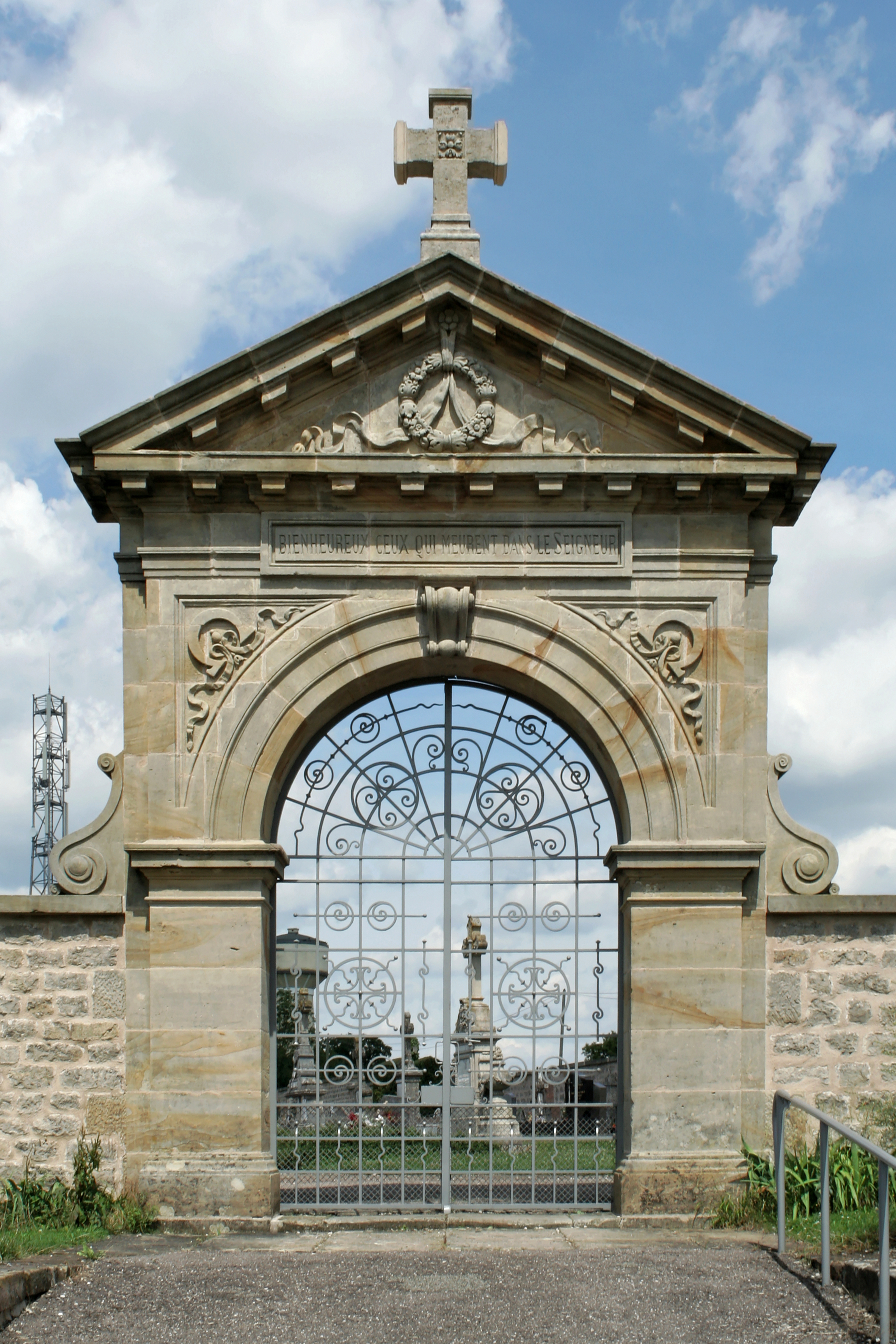Haillainville, cimetière, portail 01