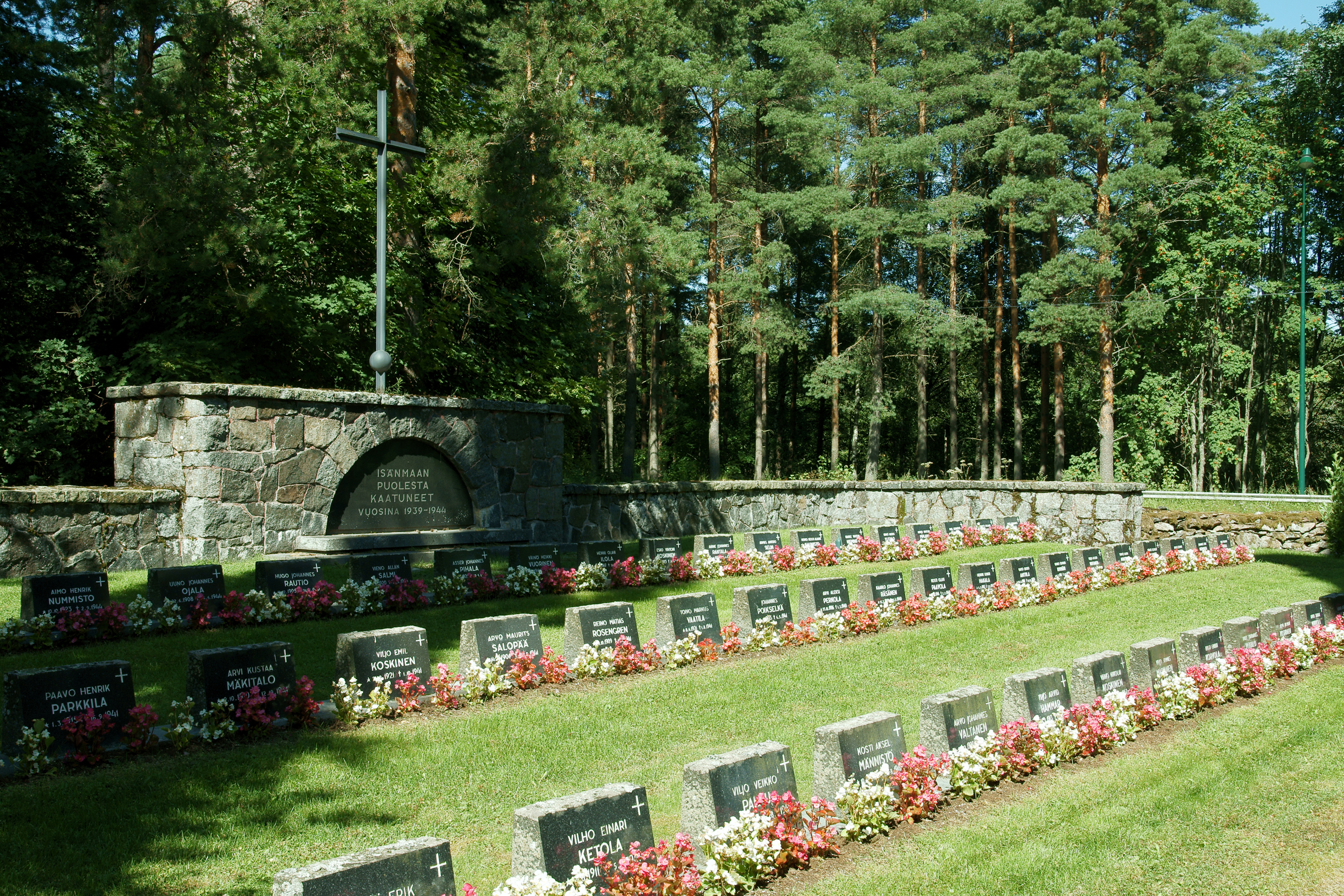 Köyliön kirkon sankarihaudat