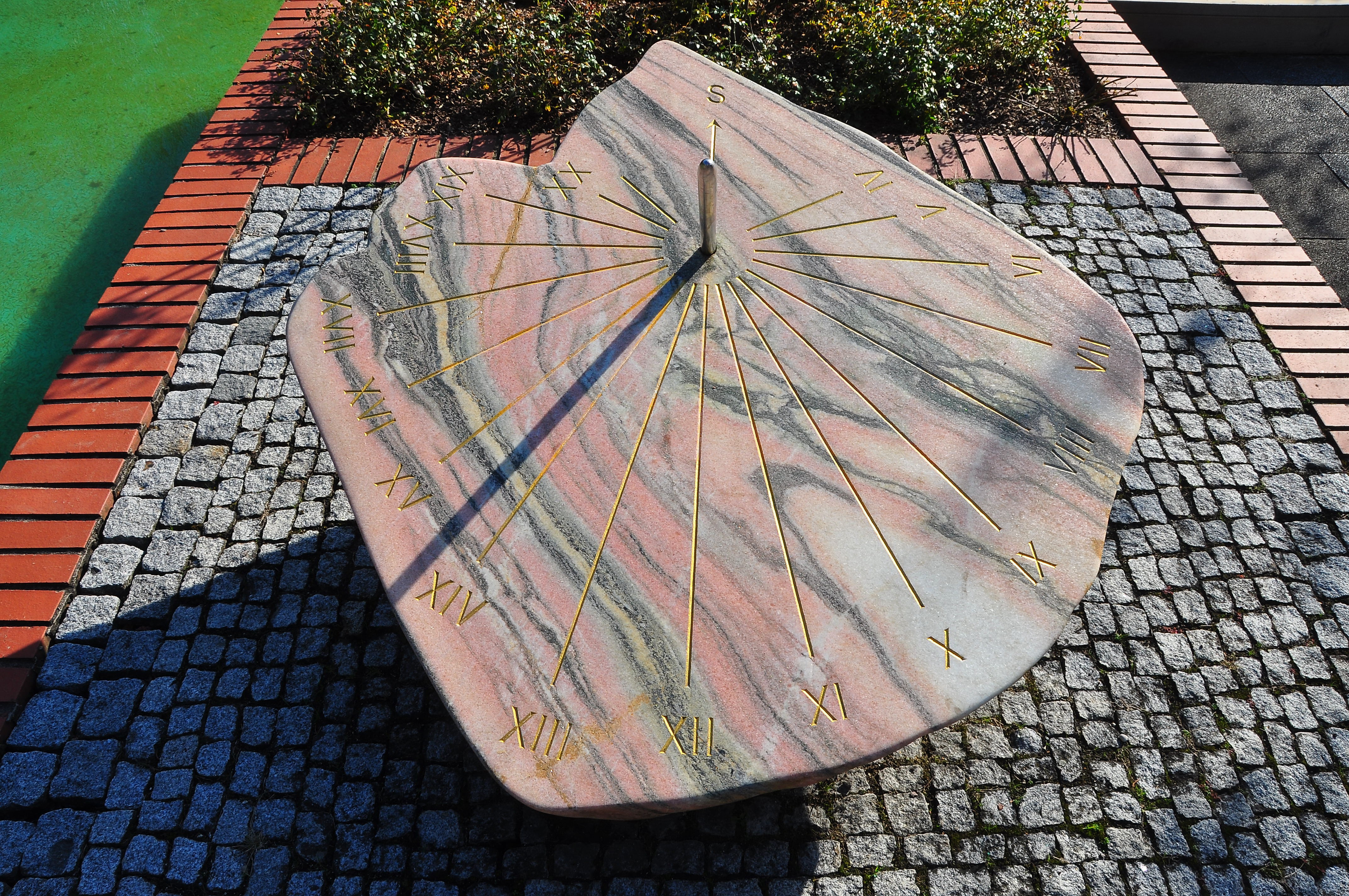 Klagenfurt Europapark sundial 11102008 01
