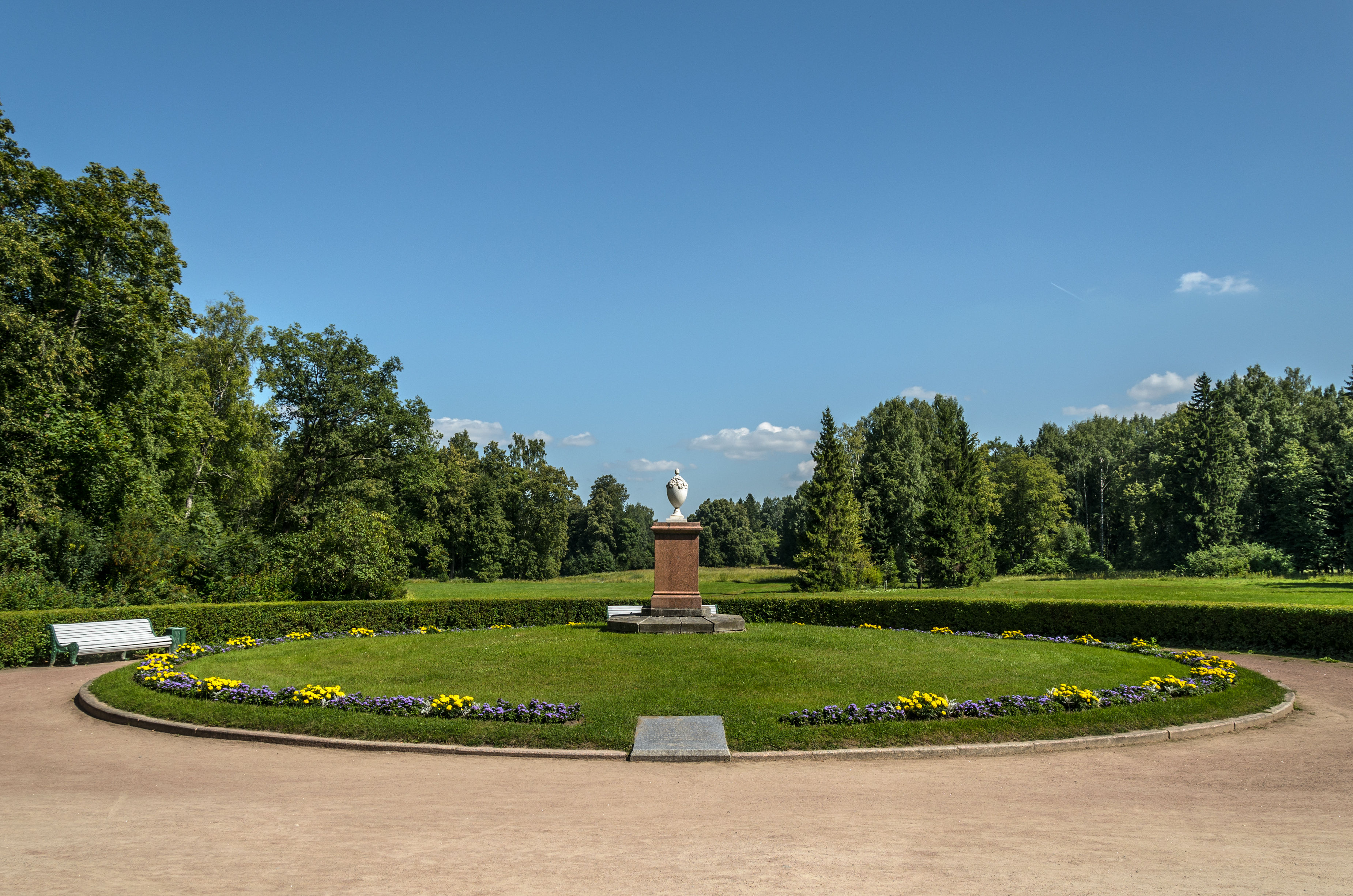 Memorial in Pavlovsk Park 01