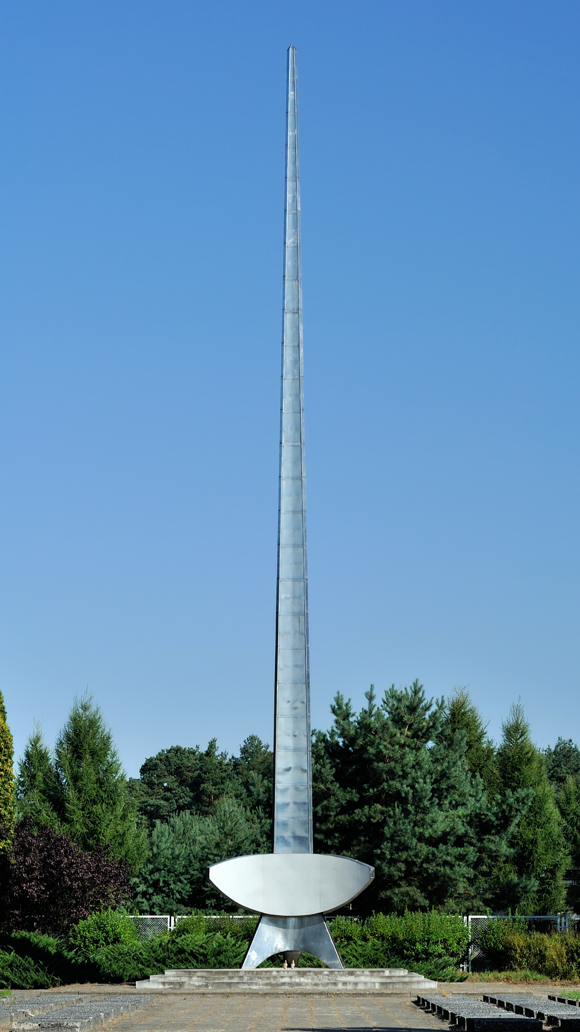 PL-PK Mielec, rzeźba Iglica (Ryszard Stryjecki 1969) 2016-08-12--09-11-53-001