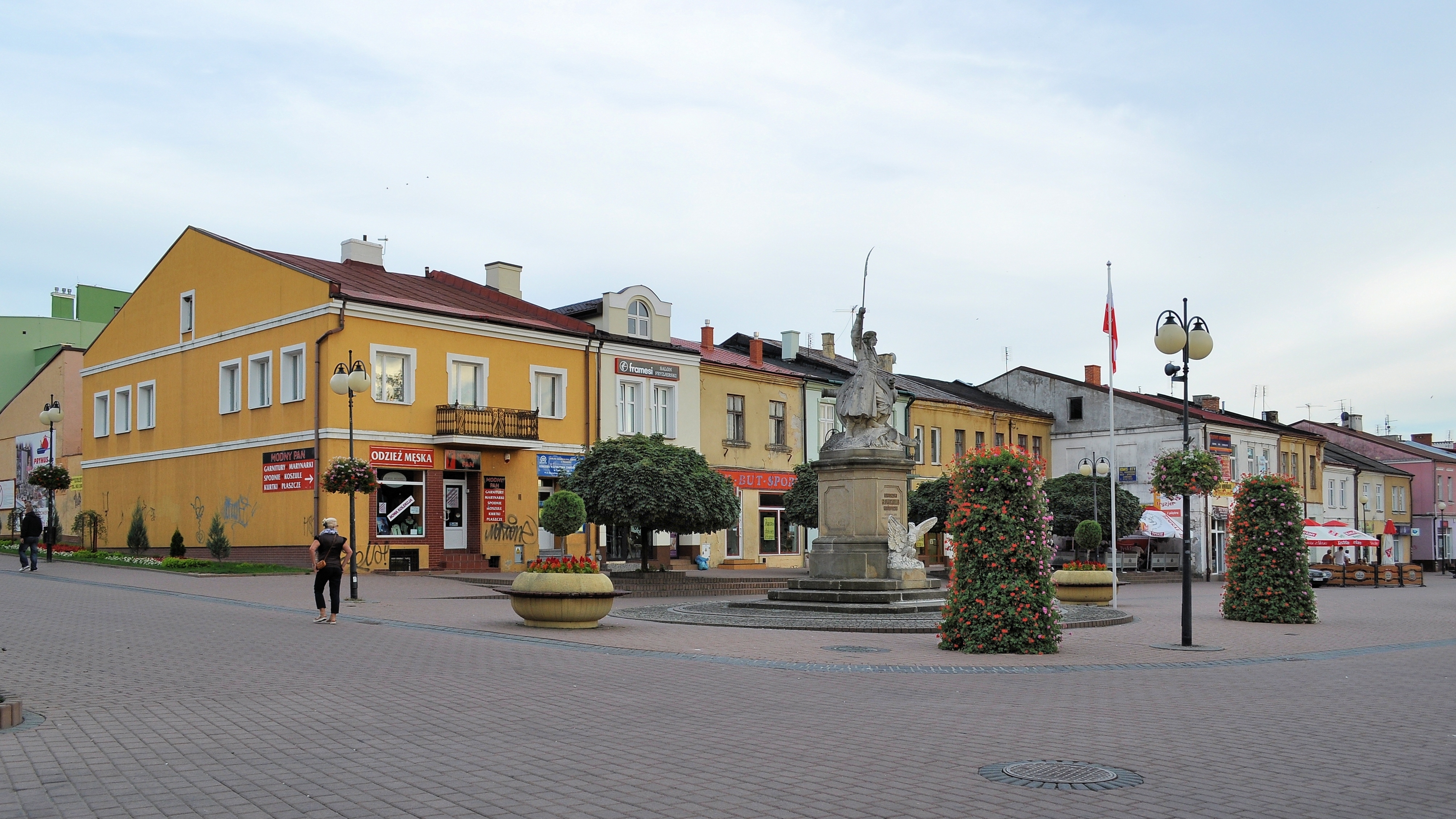 PL-Tarnobrzeg - rynek - 2012-08-18--18-17-01-07