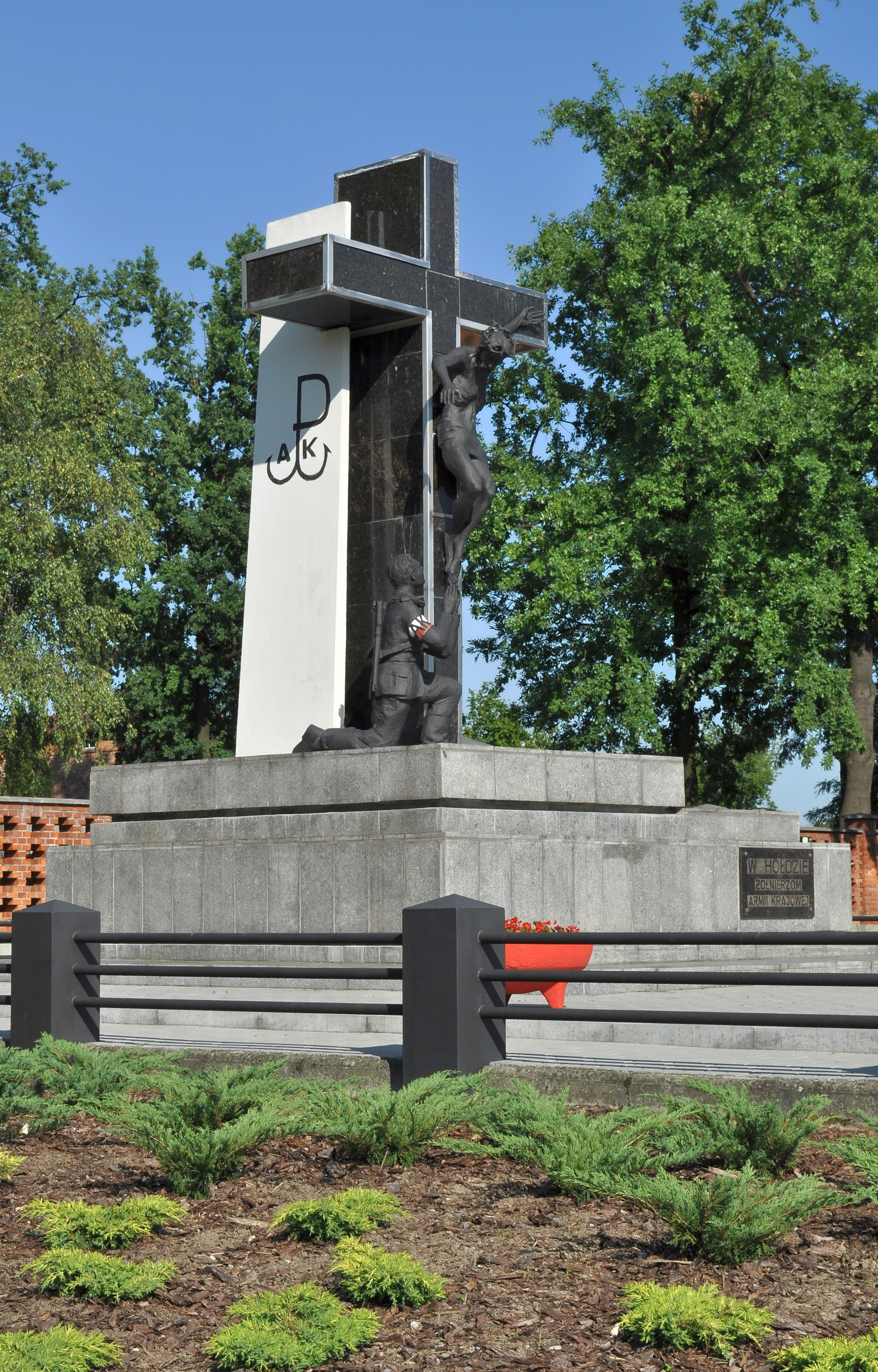 PL - Mielec - pomnik Armii Krajowej - Kroton 001