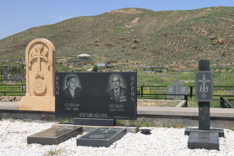 2014 Prowincja Ararat, Cmentarz obok klasztoru Chor Wirap (04)