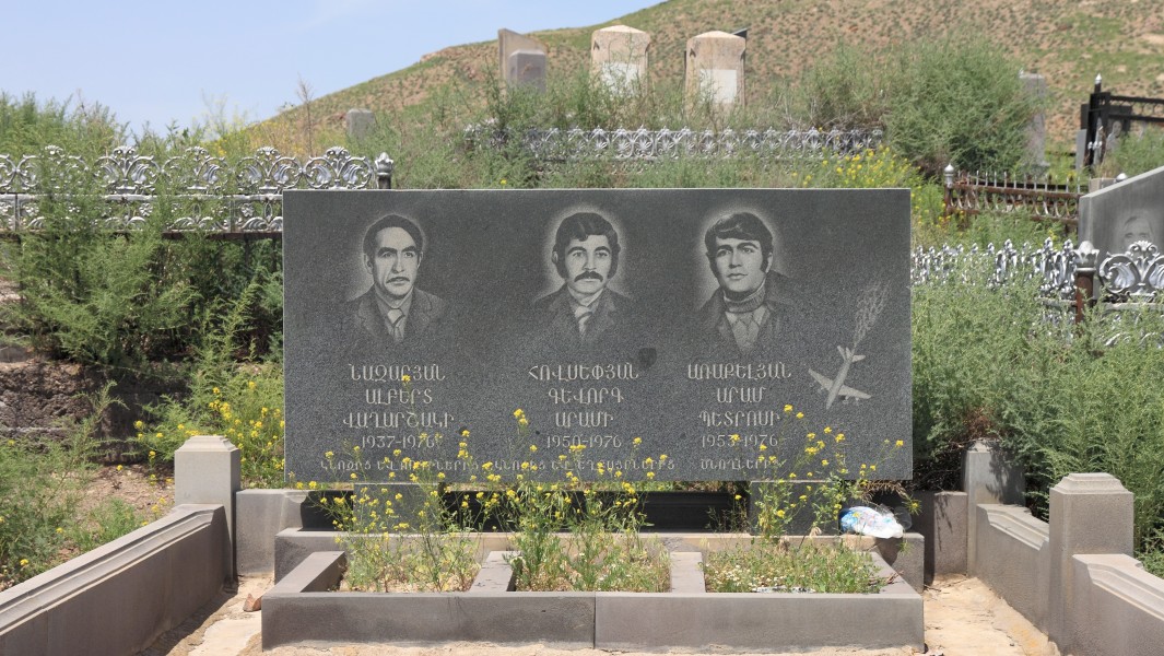2014 Prowincja Ararat, Cmentarz obok klasztoru Chor Wirap (06)
