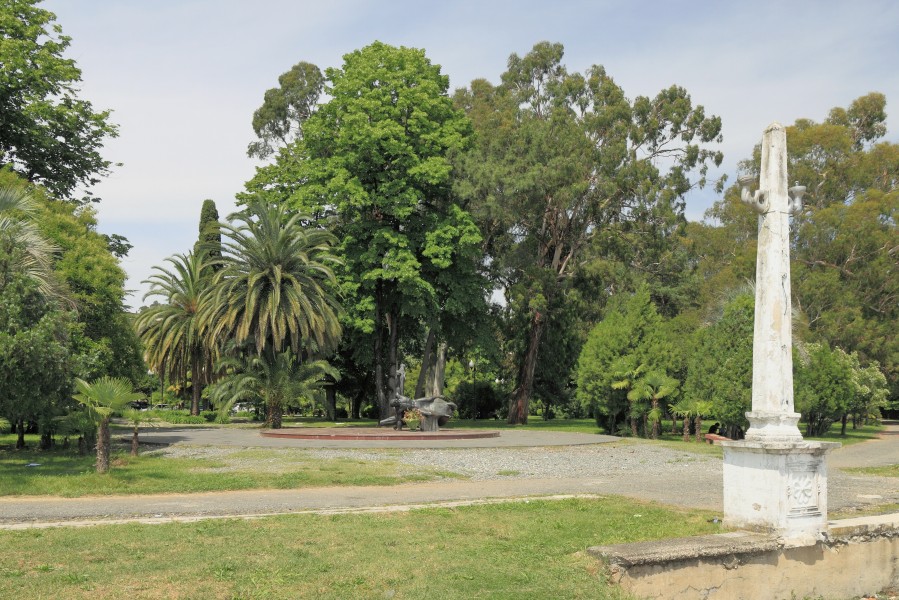 2014 Suchum, Park z pomnikiem na nabrzeżu (02)