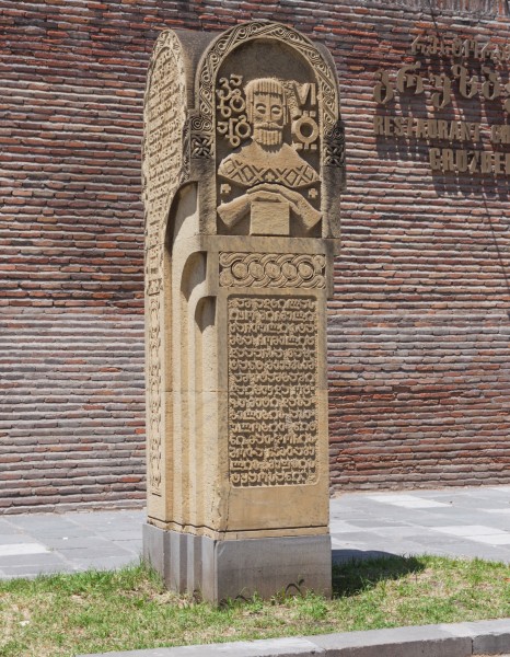 2014 Tbilisi, Pomnik obok restauracji (02)