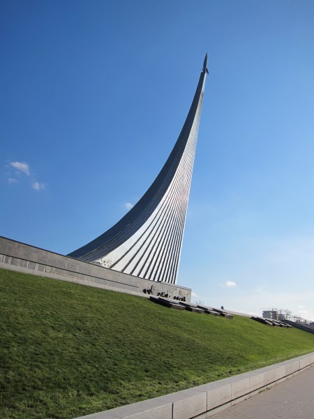 Памятник покорителям космоса