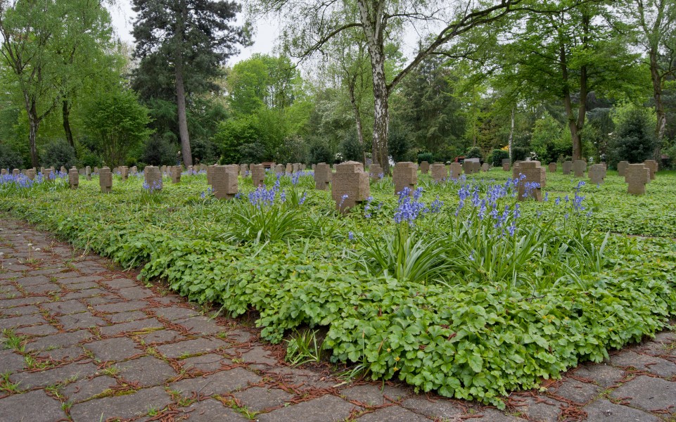 Duisburg, Aldenrade, Friedhof, 2012-05 CN-03