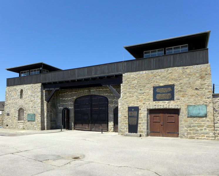 Eingangsgebäude mit Haupttor KZ Mauthausen 2014