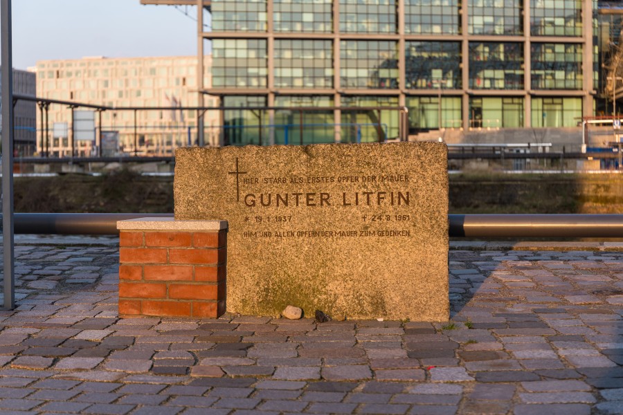 Gedenkstein Günter Litfin, Berlin-Mitte, 170402, ako