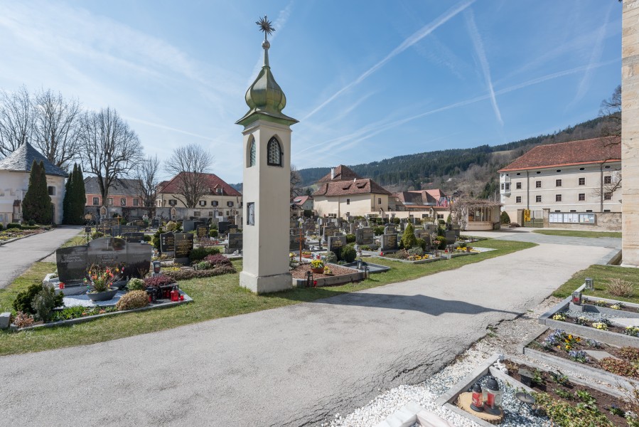 Gurk Friedhof Lichtsaeule 10042015 1810