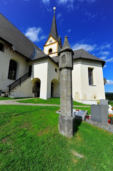 Koettmannsdorf Pfarrkirche Heiliger Georg und Totenleuchte 20062011 123