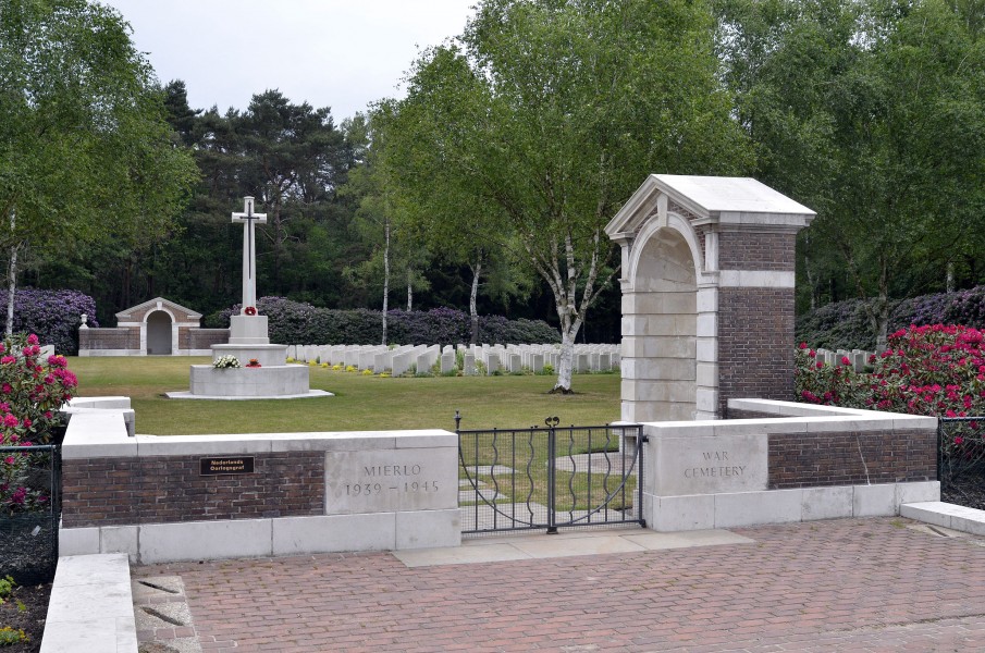 Mierlo-War-Cemetery-entrance