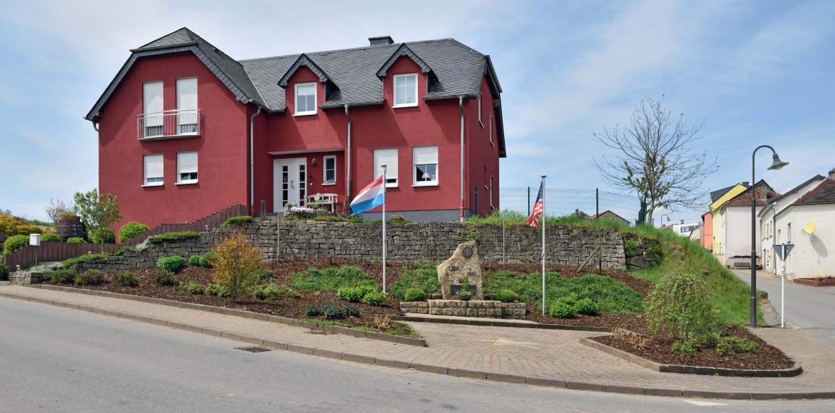 Osweiler World War II memorial 02