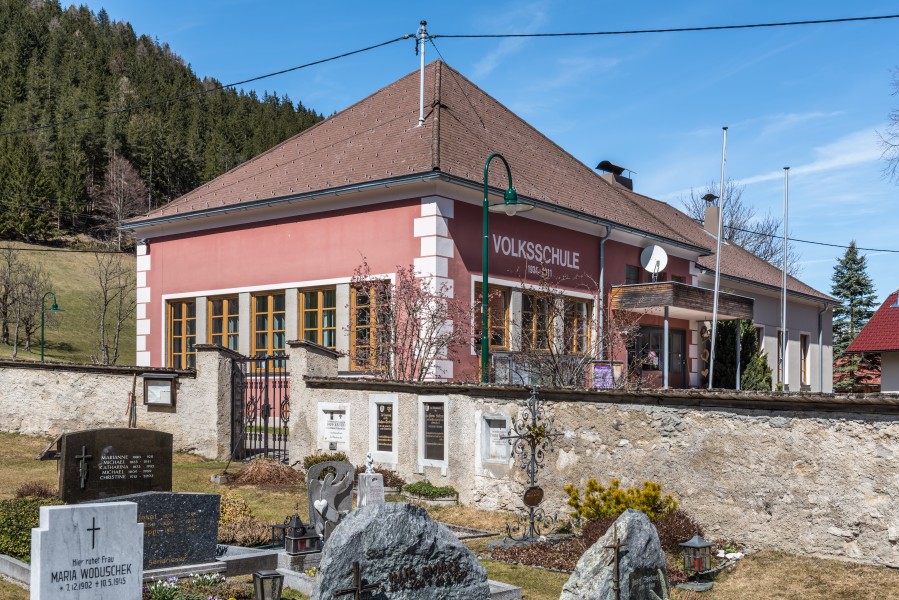 Paternion Kreuzen Friedhof und Volksschule 06042018 2869