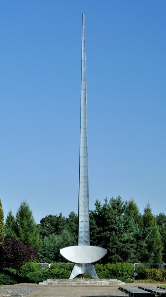 PL-PK Mielec, rzeźba Iglica (Ryszard Stryjecki 1969) 2016-08-12--09-11-53-001
