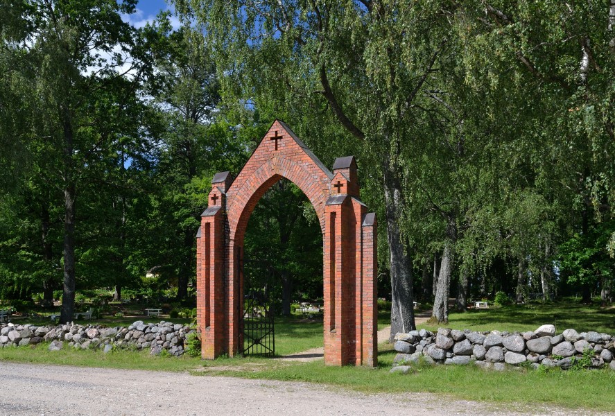 Sangaste surnuaia piirdemüüri väravaehitis