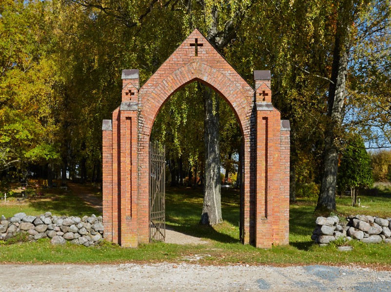 Sangaste surnuaia värav 2014