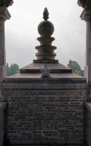SW view in the Mausolée Goblet d'Alviella in the Court-Saint-Étienne cemetery (DSCF7587)