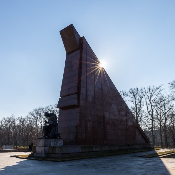Trauernder, Sowjetisches Ehrenmal, Berlin-Treptow, 160213, ako