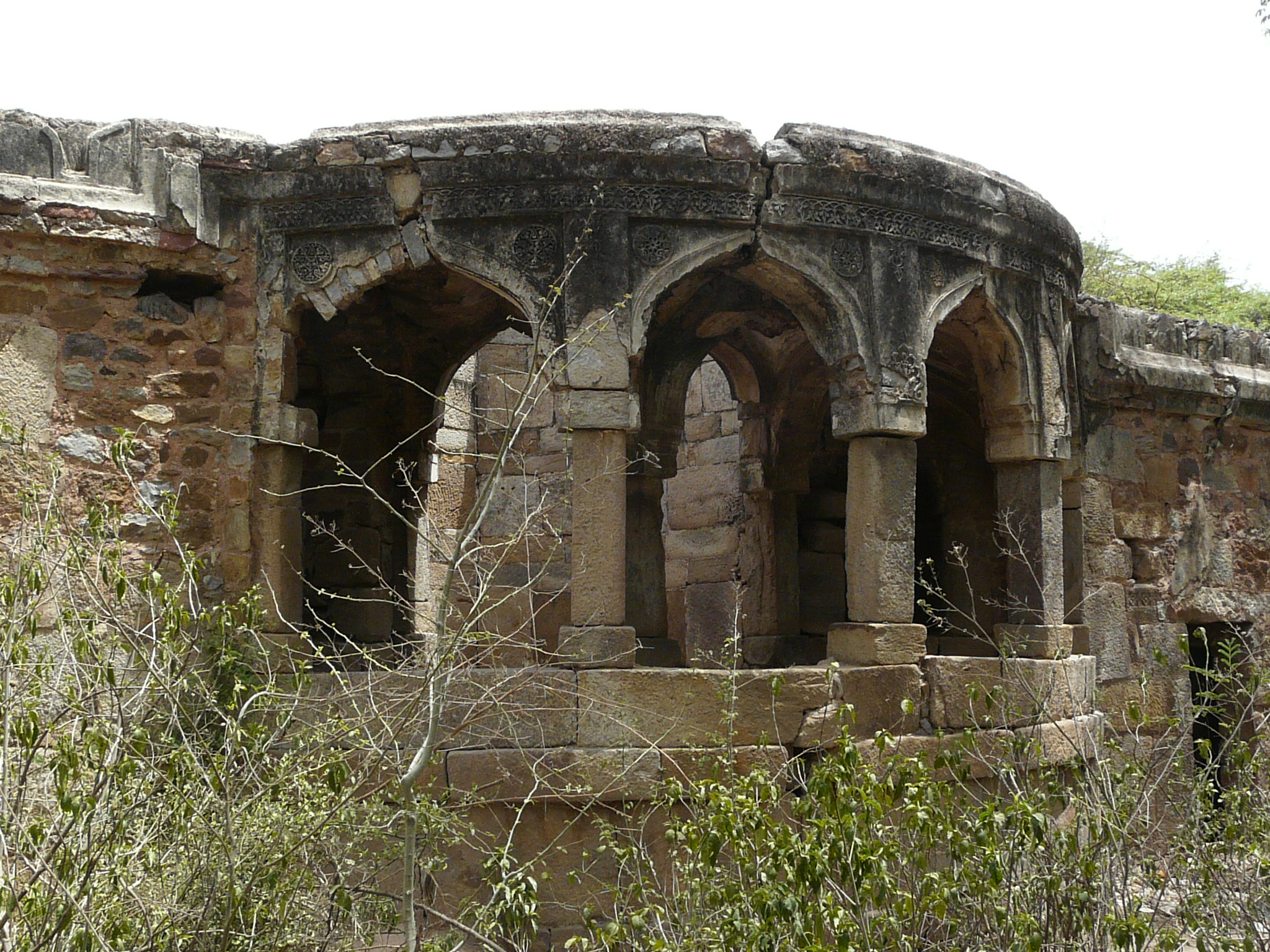 Rajon ki Baoli arcade around well