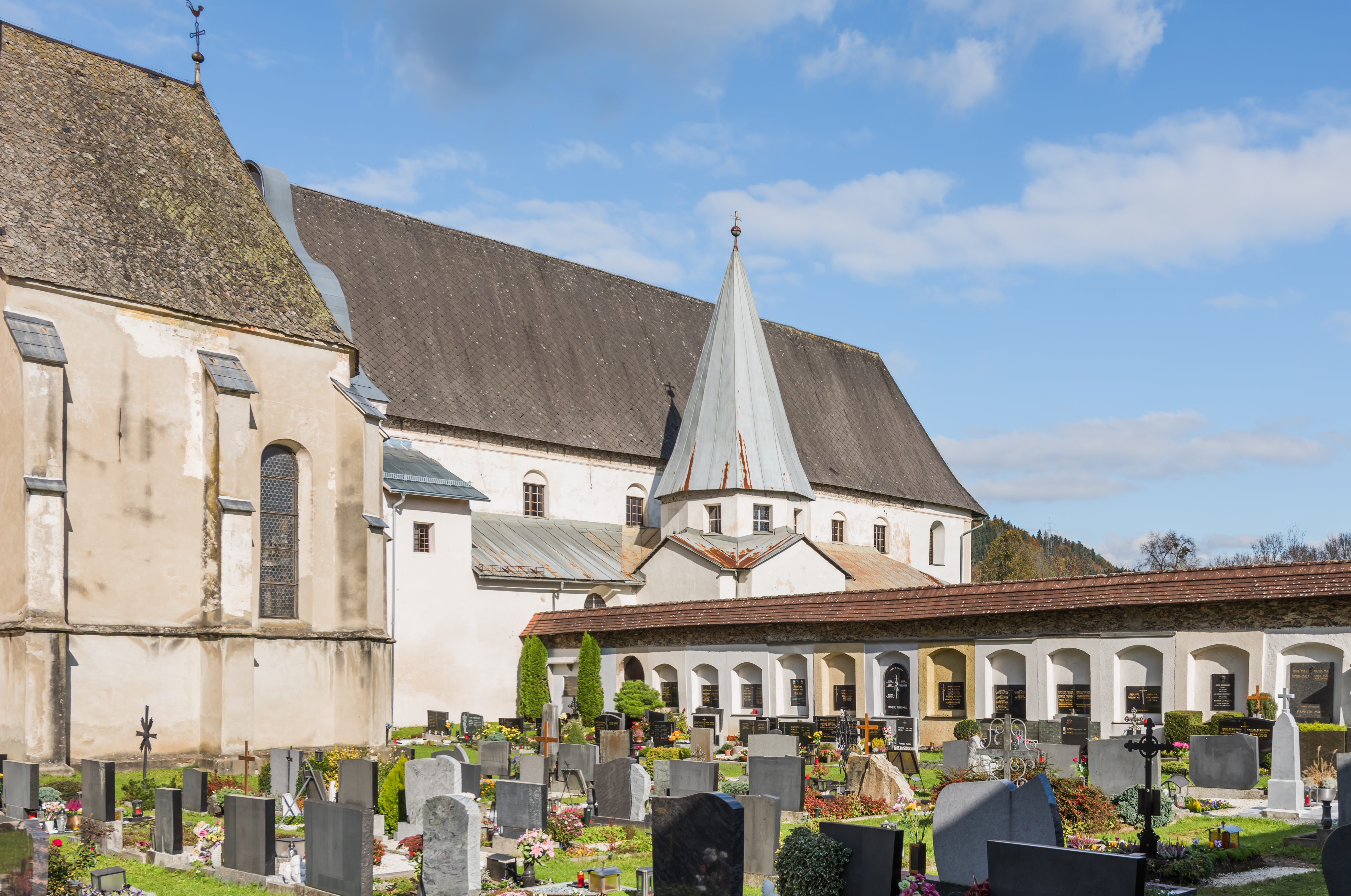 Stift Griffen Friedhof und Pfarrkirche Mariae Himmelfahrt 22102015 8413