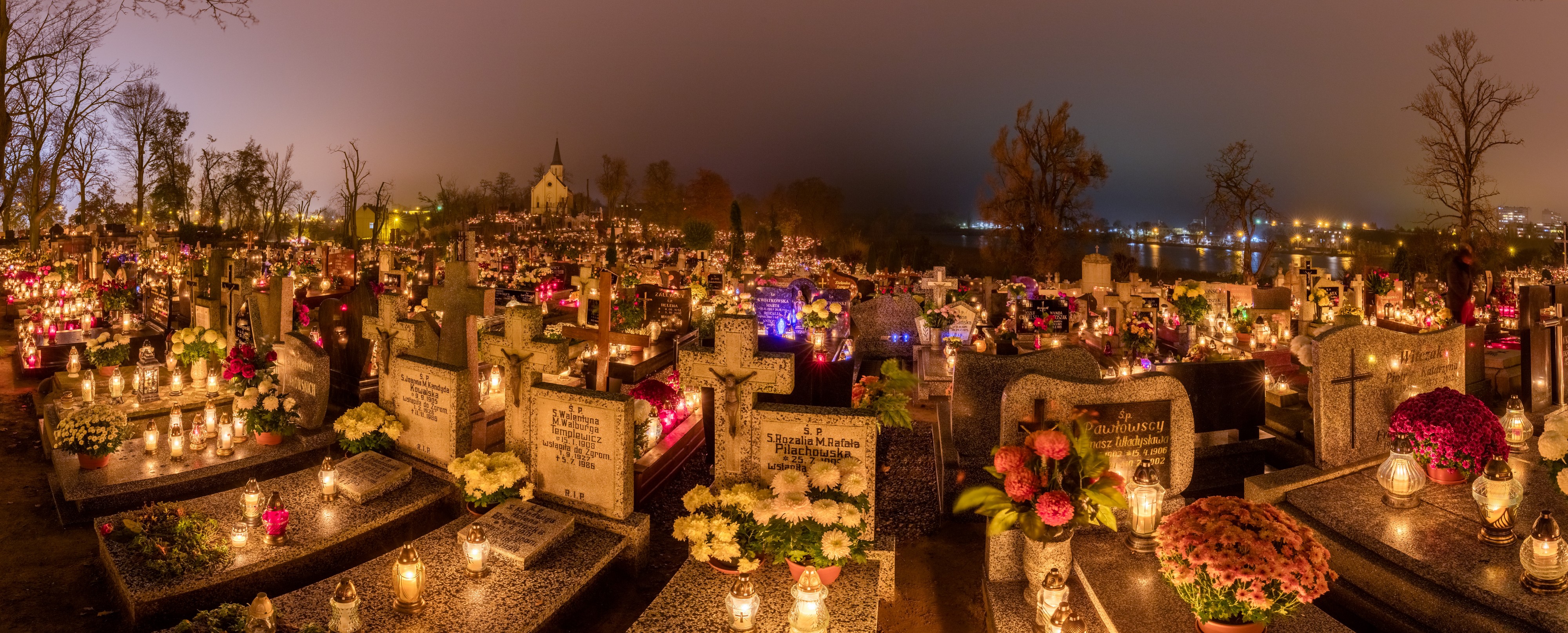 Celebración de Todos los Santos, cementerio de la Santa Cruz, Gniezno, Polonia, 2017-11-01, DD 19-30 PAN HDR