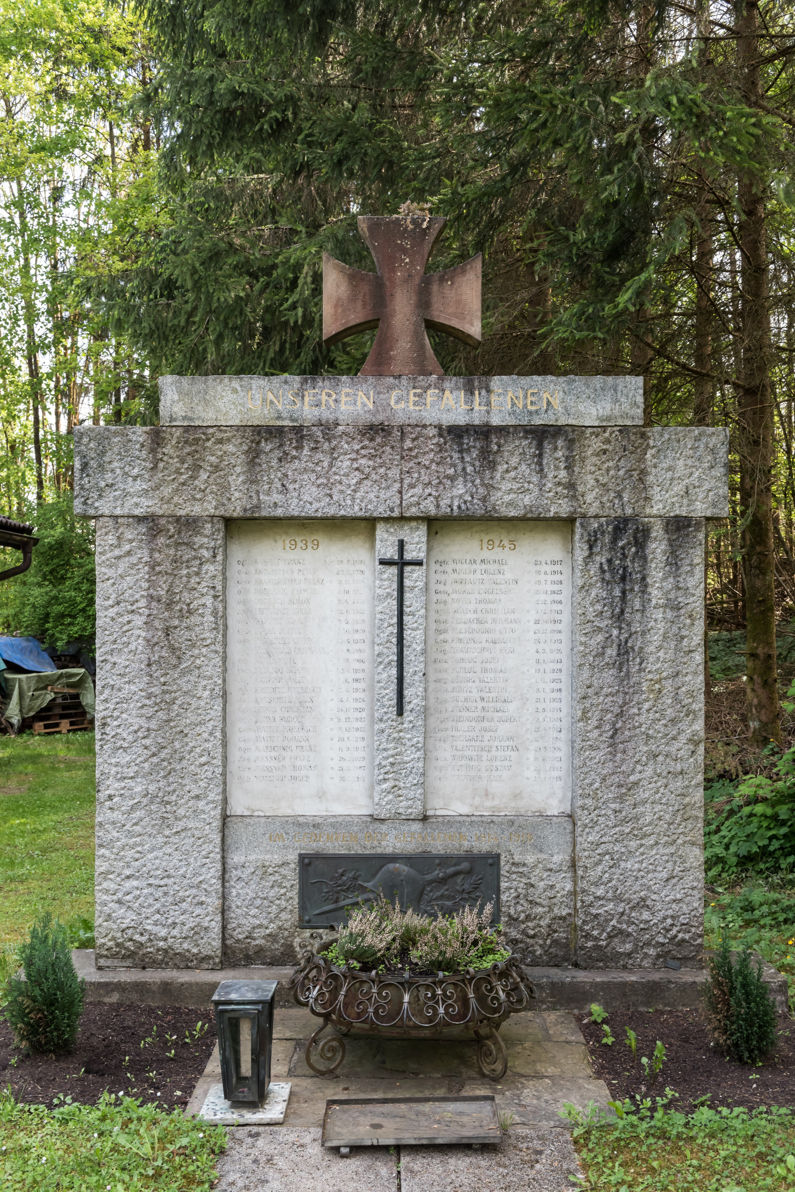 Ebenthal Gurnitz Kirchenstrasse Kriegerdenkmal 22042016 1764