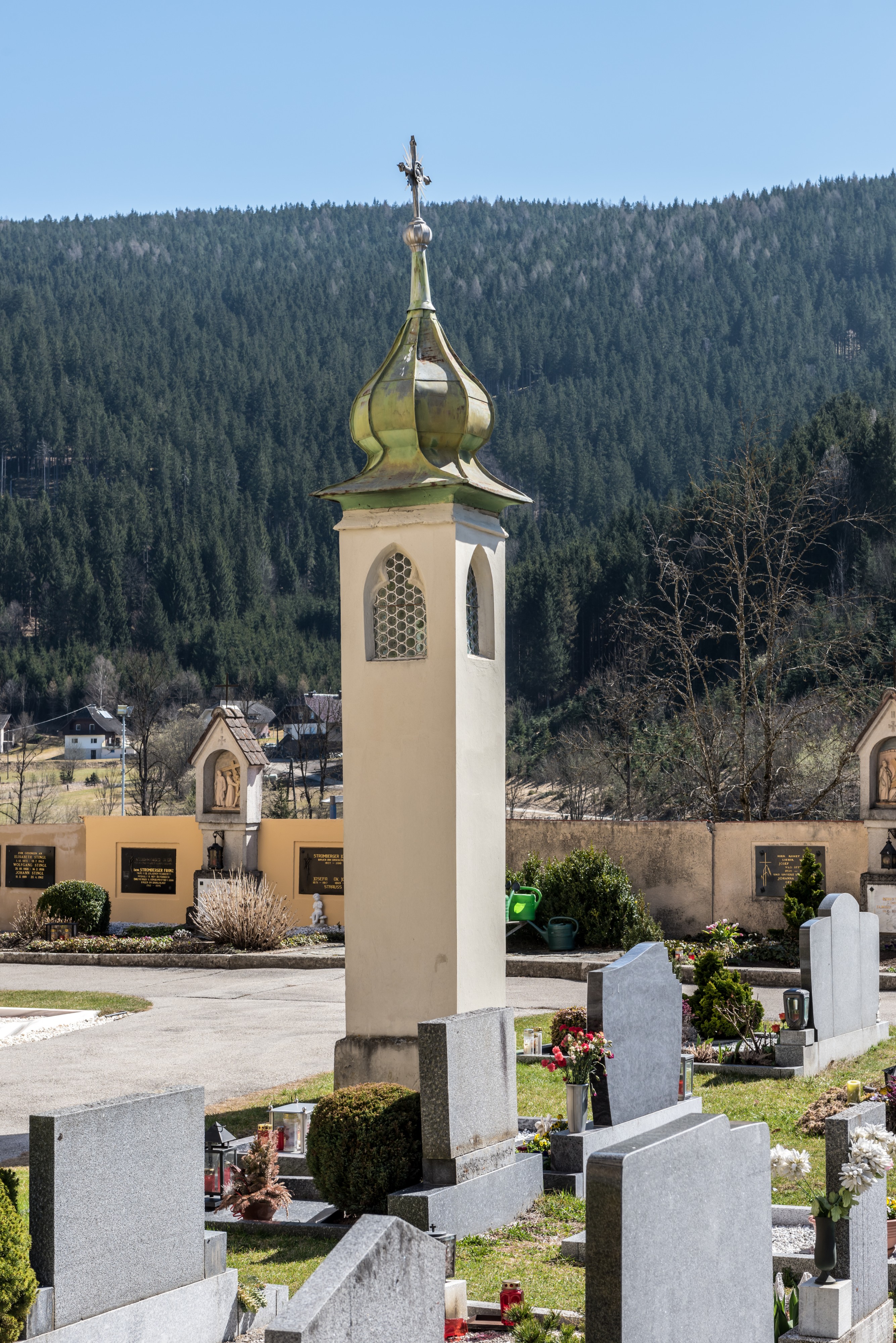 Gurk Domplatz 1 Friedhof Lichtsaeule 27032017 7099