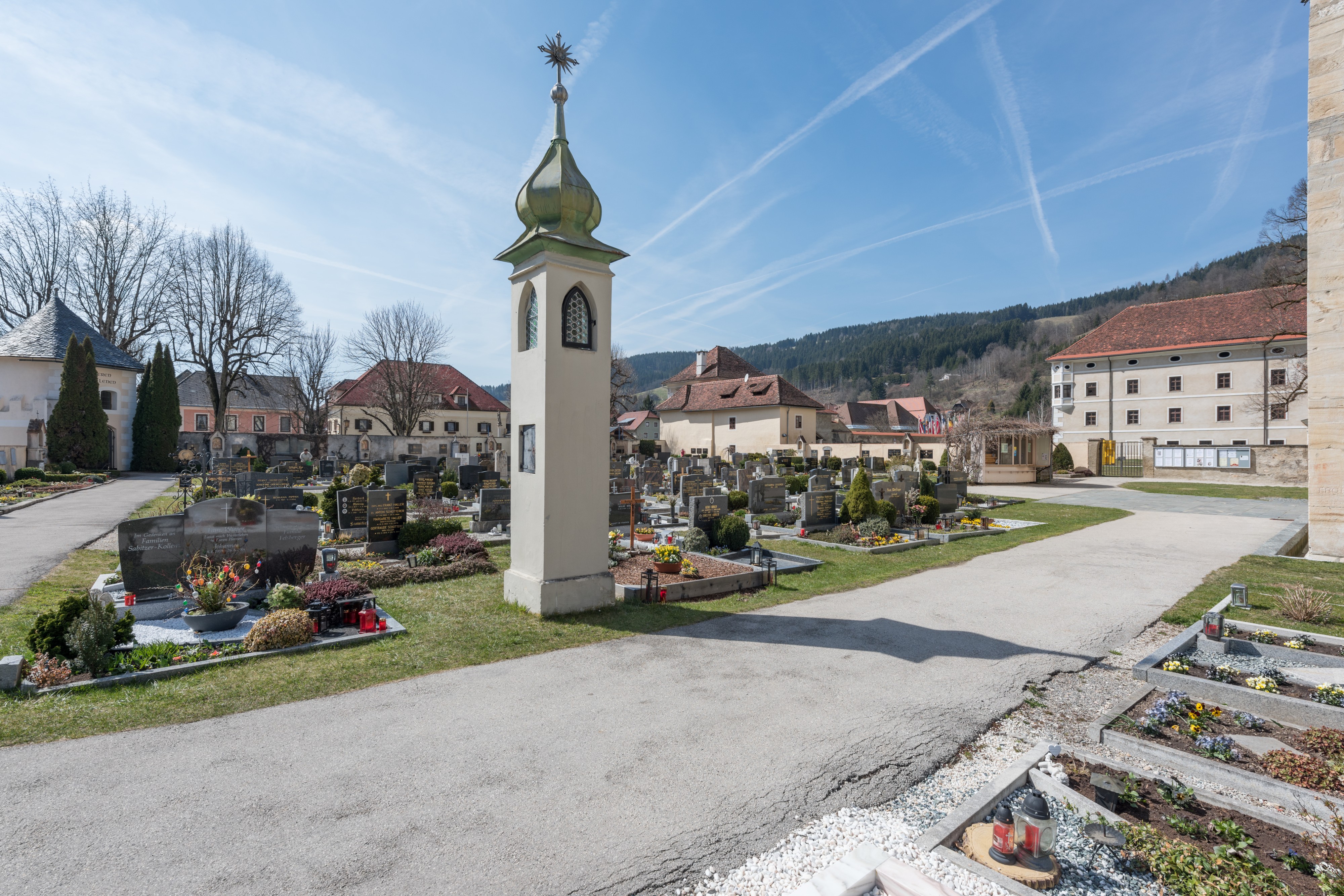 Gurk Friedhof Lichtsaeule 10042015 1810