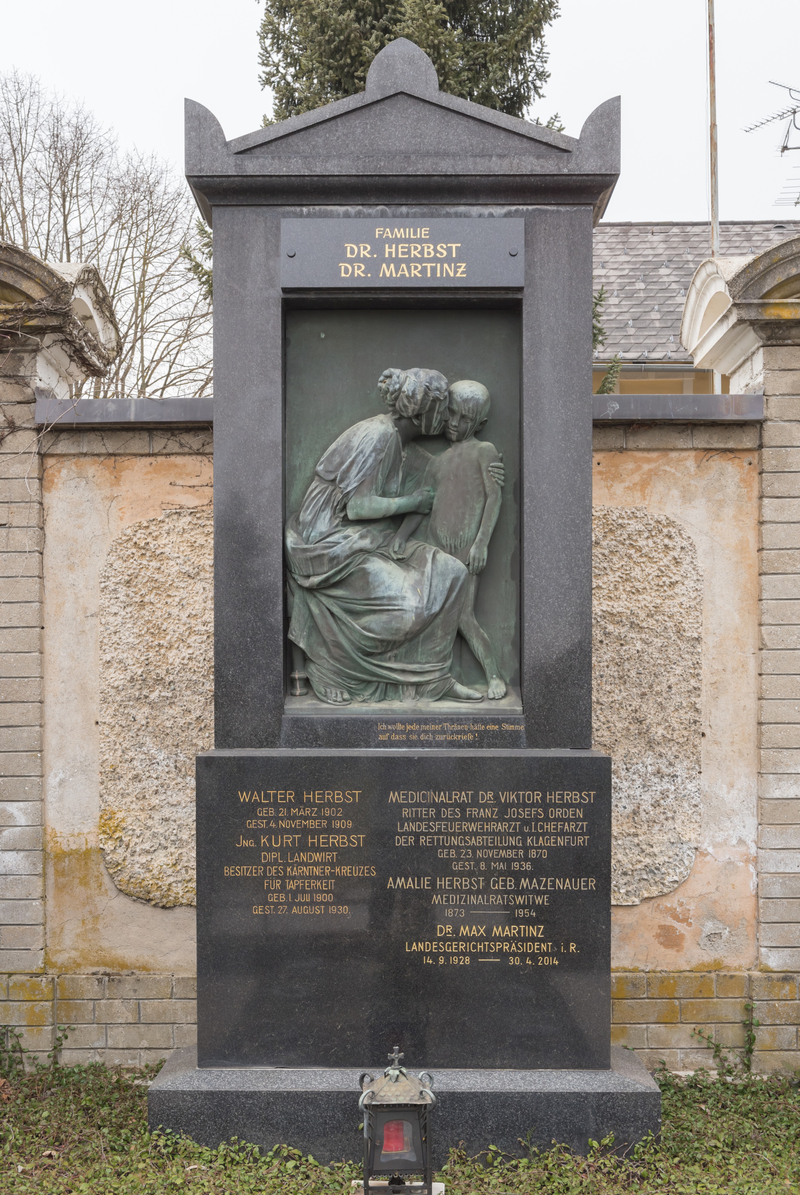 Klagenfurt Annabichl Friedhof Grabstaette Familie Herbst Kassin-Bronzerelief 25032016 1118