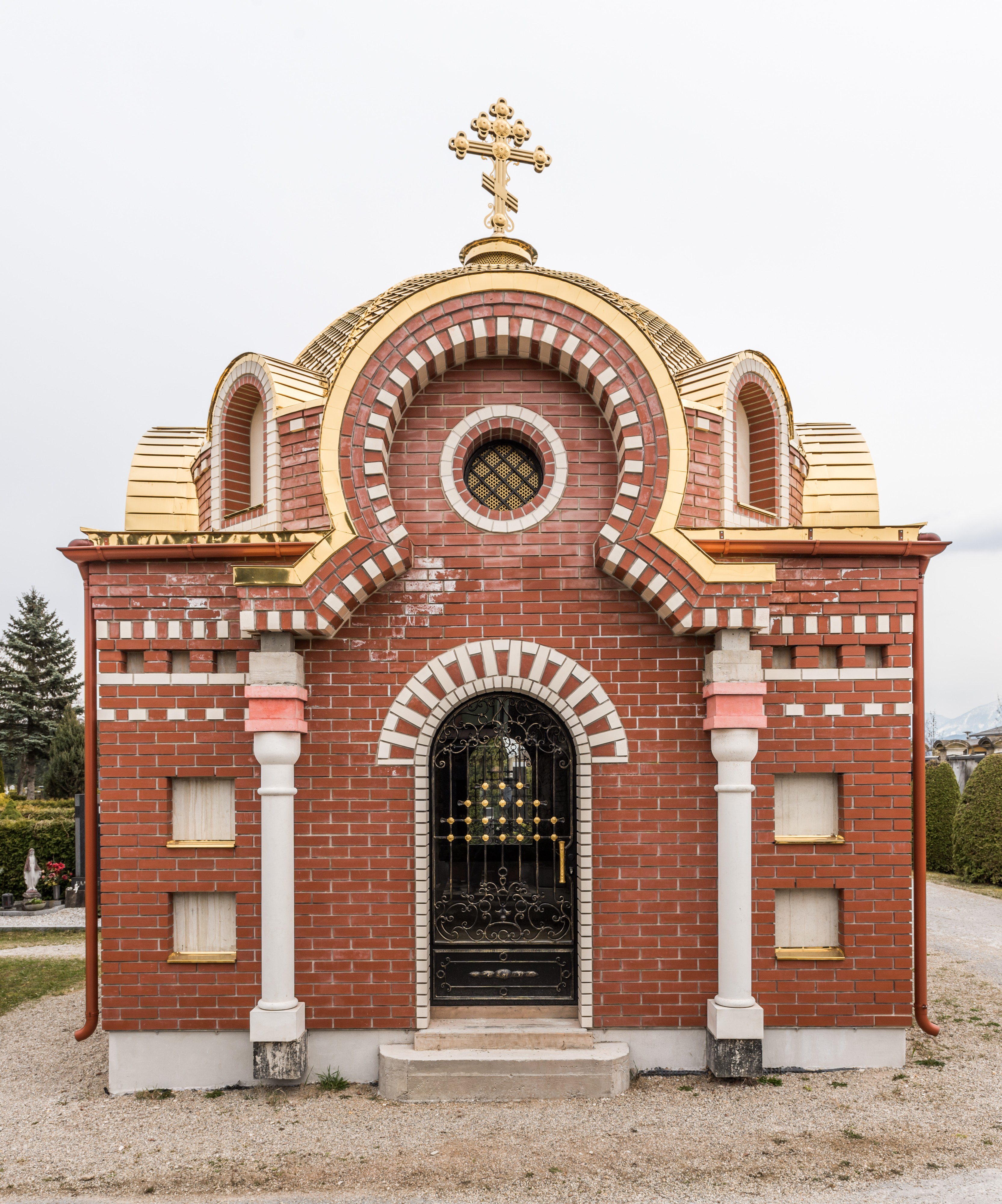Klagenfurt Annabichl Friedhof Omatov-Mausoleum 25032016 1115