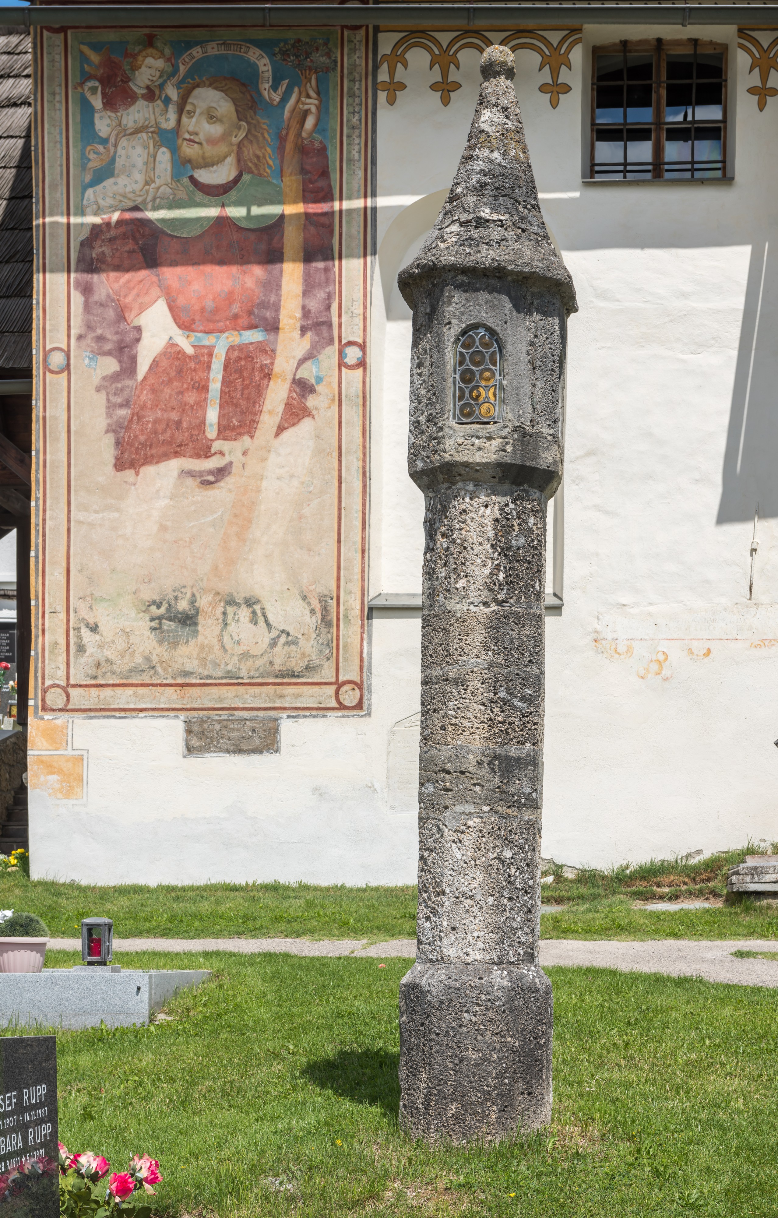 Koettmannsdorf Friedhof gotische Totenleuchte und Christopherus-Fresko 27052015 4154
