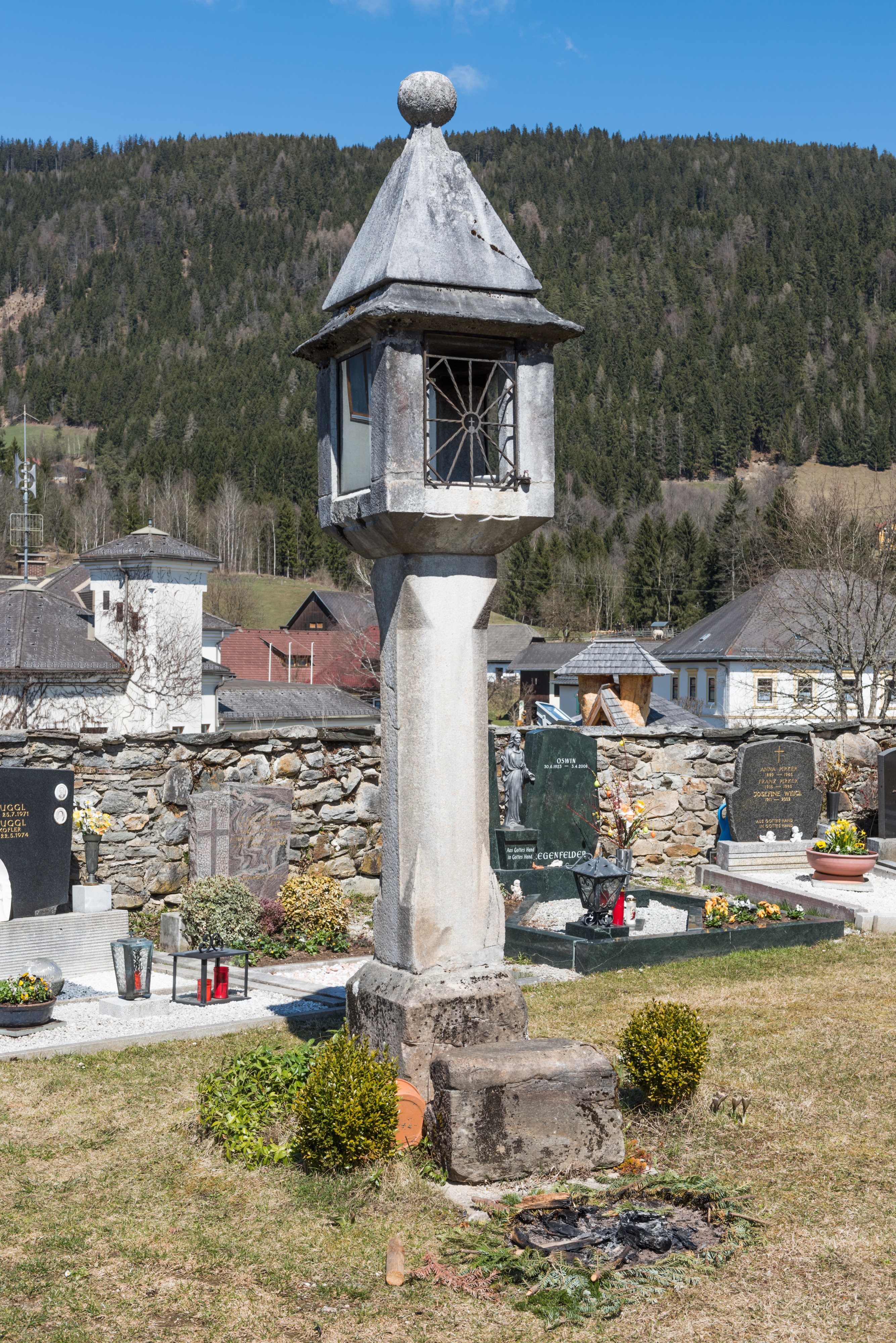 Steuerberg 1a Friedhof Lichtsaeule 07042015 1569