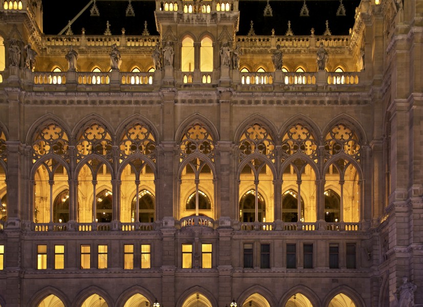 Detail façade neues Rathaus Vienna night