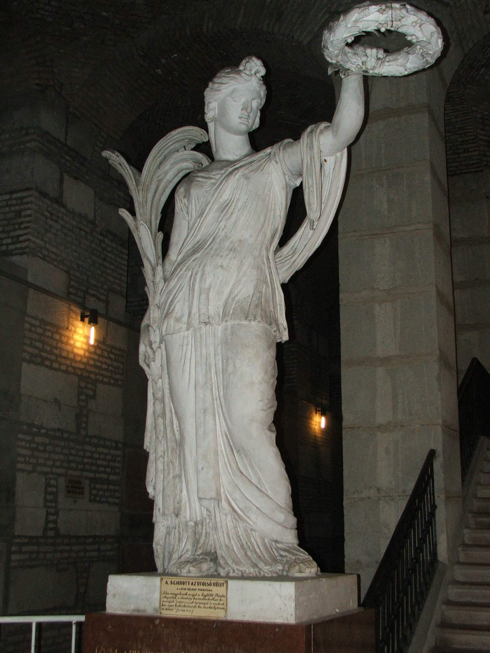 Esztergom - bazilika altemplom szobor 1