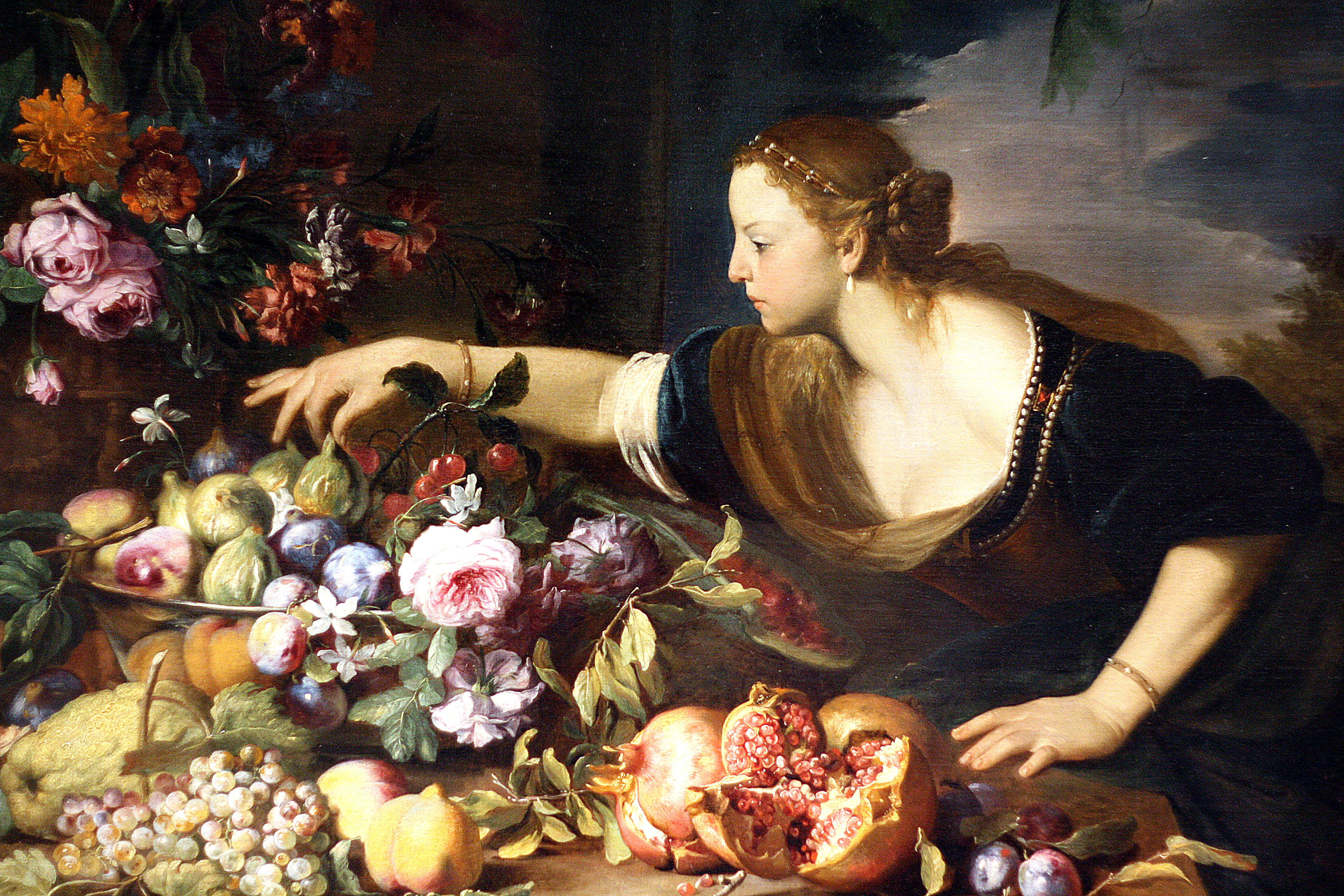 Femme prenant des fruits