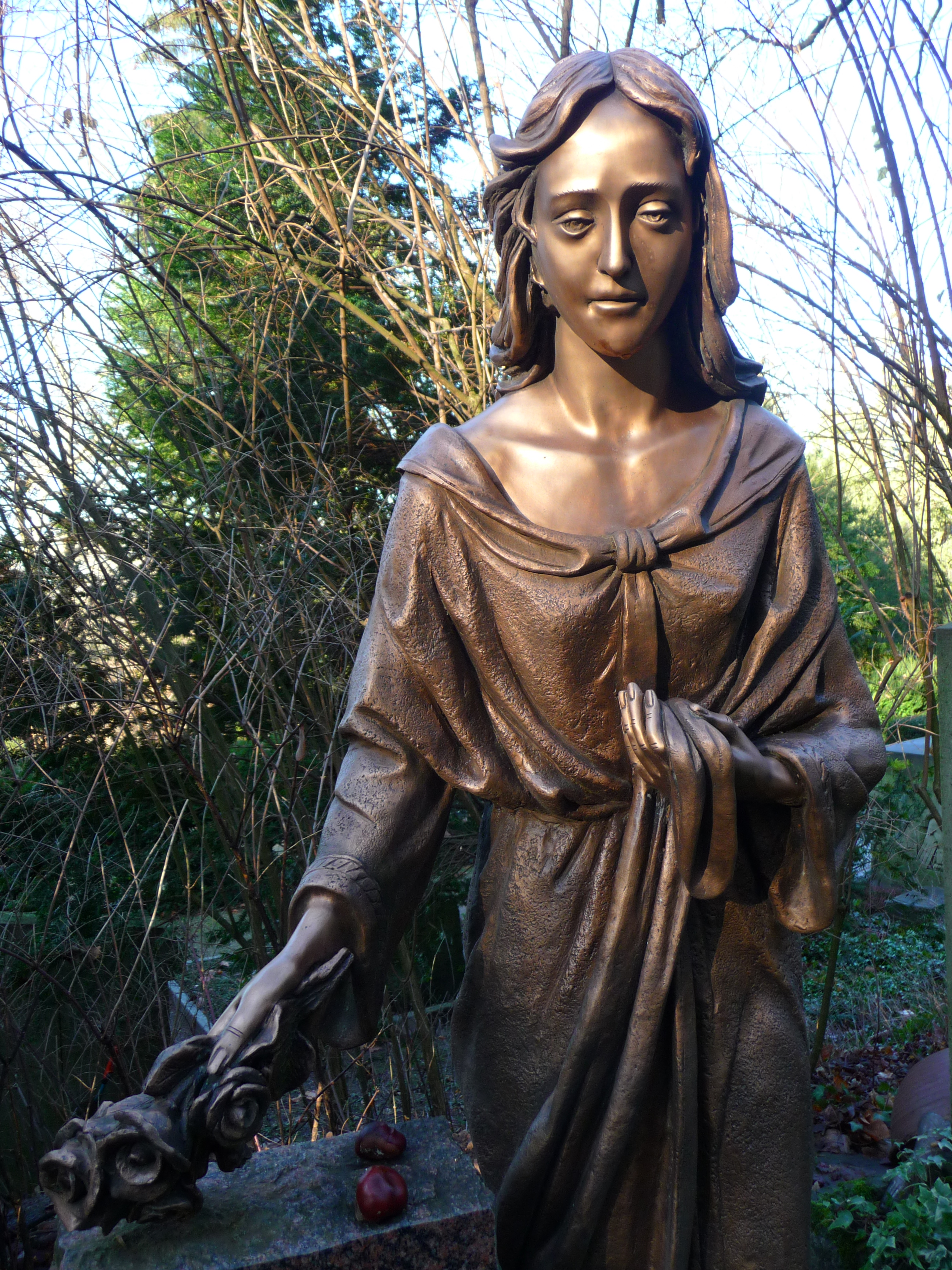 Junge Frau Bronzefigur