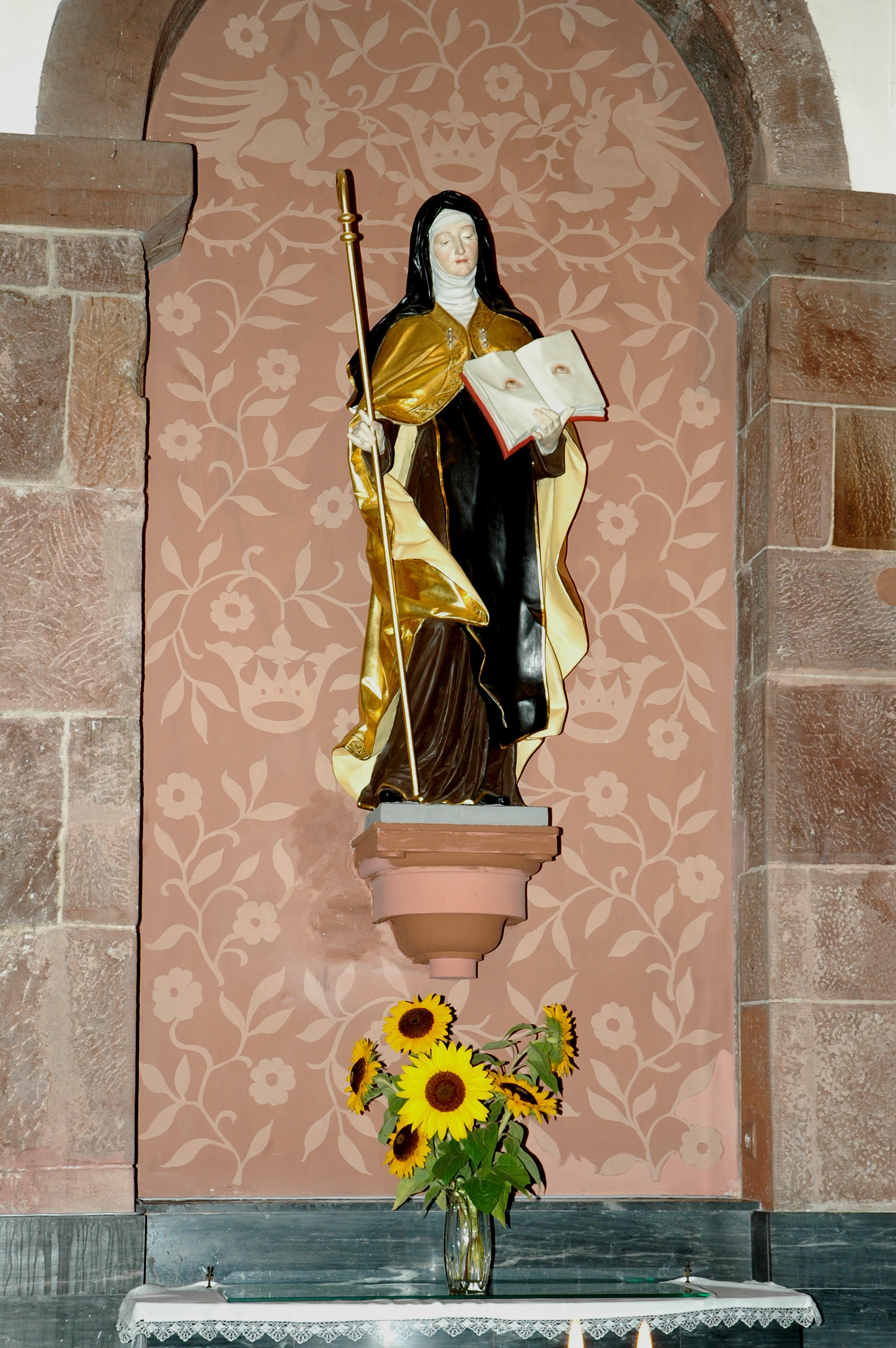 Mont Sainte-Odile - statue de Sainte Odile en tenue de moniale
