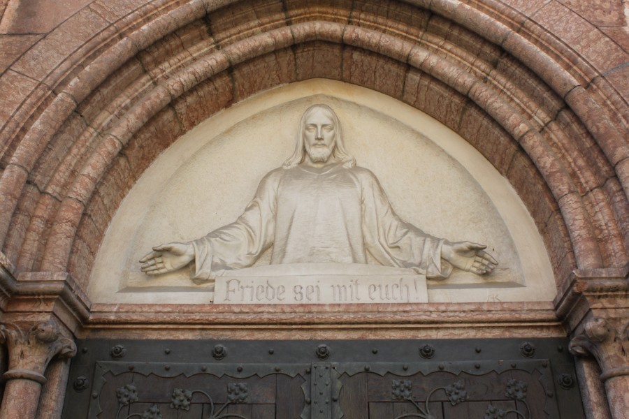 Evangelische Christuskirche in Bozen Gries - Friede sei mit Dir - Relief von Andreas Kompatscher