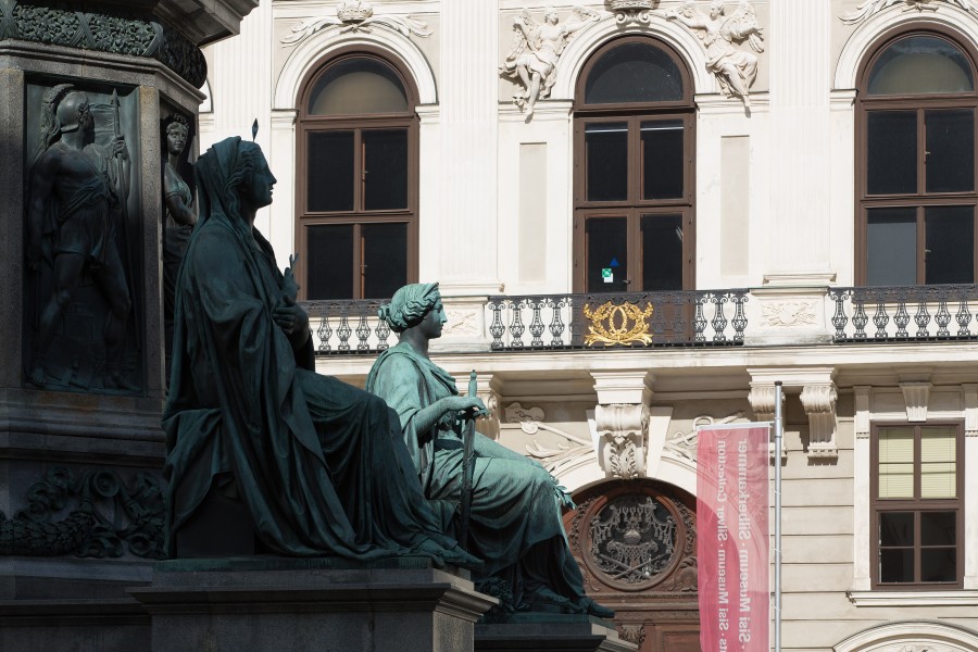 Kaiser Franz-Denkmal Hofburg Wien 2015 Sitzfiguren Friede Glaube 1