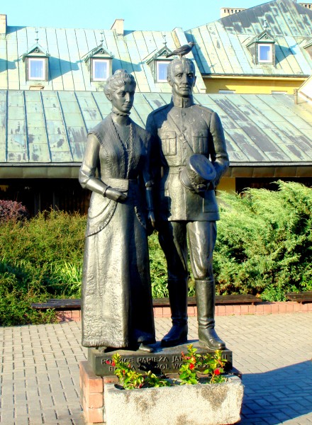 Pomnik Emilii i Karola Wojtyłów - Rodziców Papieża Jana Pawła II przed Domem Pielgrzyma w Częstochowie.DSC03609