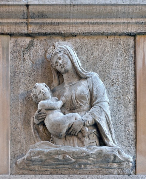 Scola degli Albanesi rilievo madonna bambino facciata Venezia