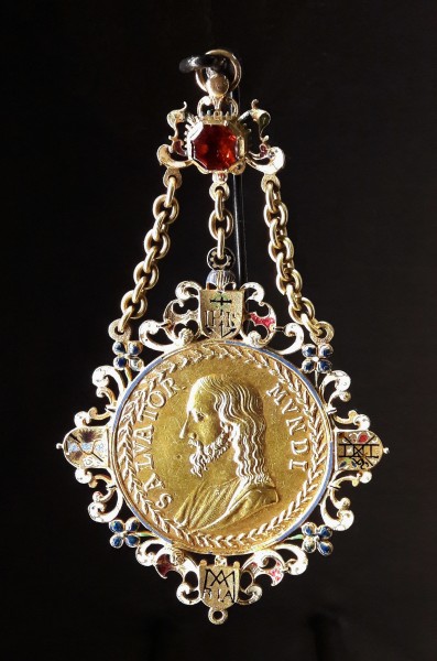 Vienna Pendant with a medal