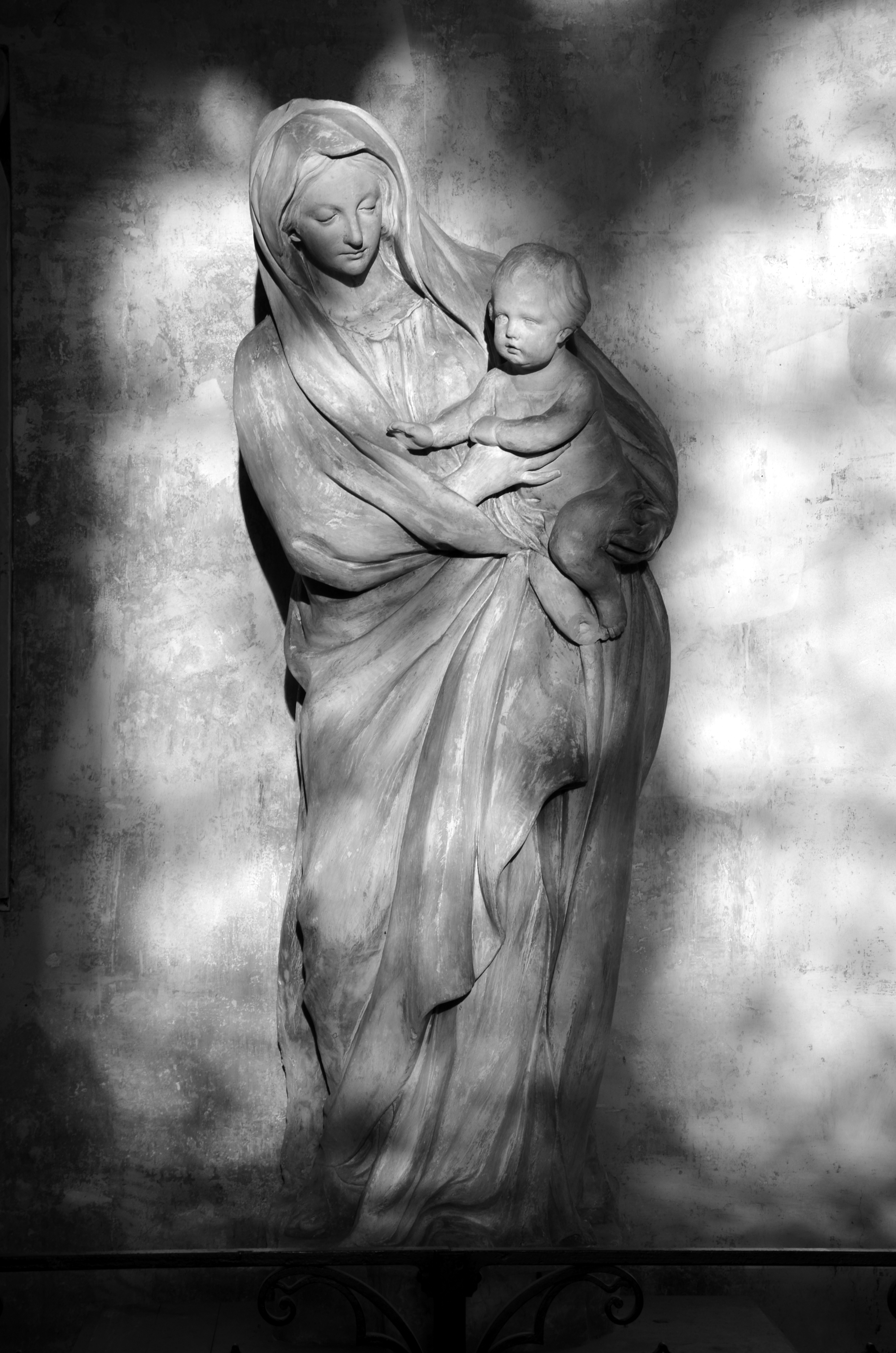 Vierge à l'enfant de Jean-Jacques Caffieri Eglise Saint-Antoine a Compiegne DSC 0276