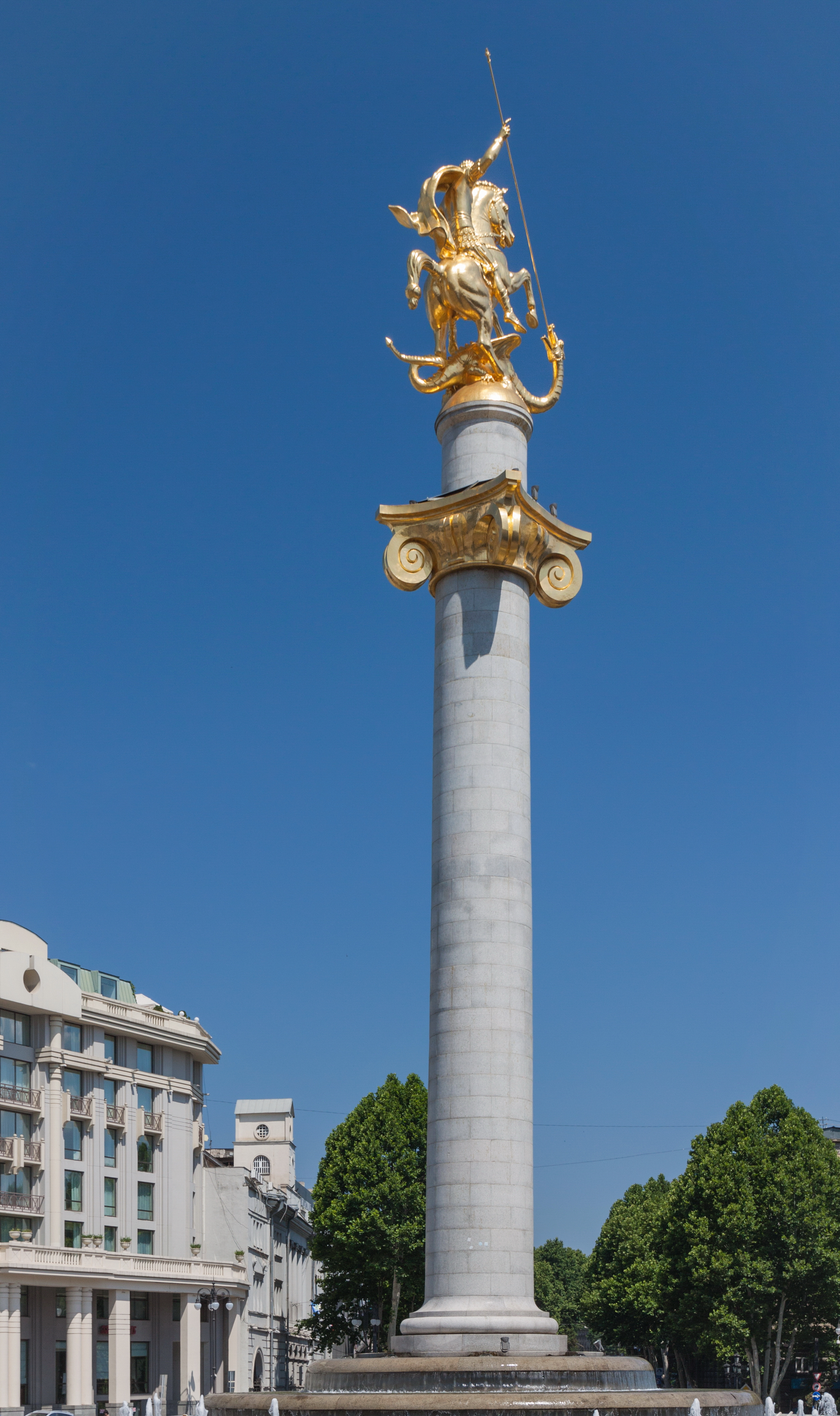 2014 Tbilisi, Pomnik Wolności z konnym posągiem świętego Jerzego (03)